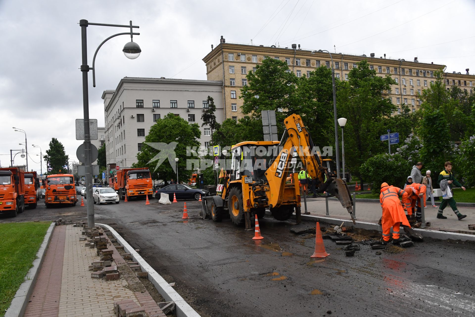 Москва. Дорожные рабочие укладывают новый асфальт.