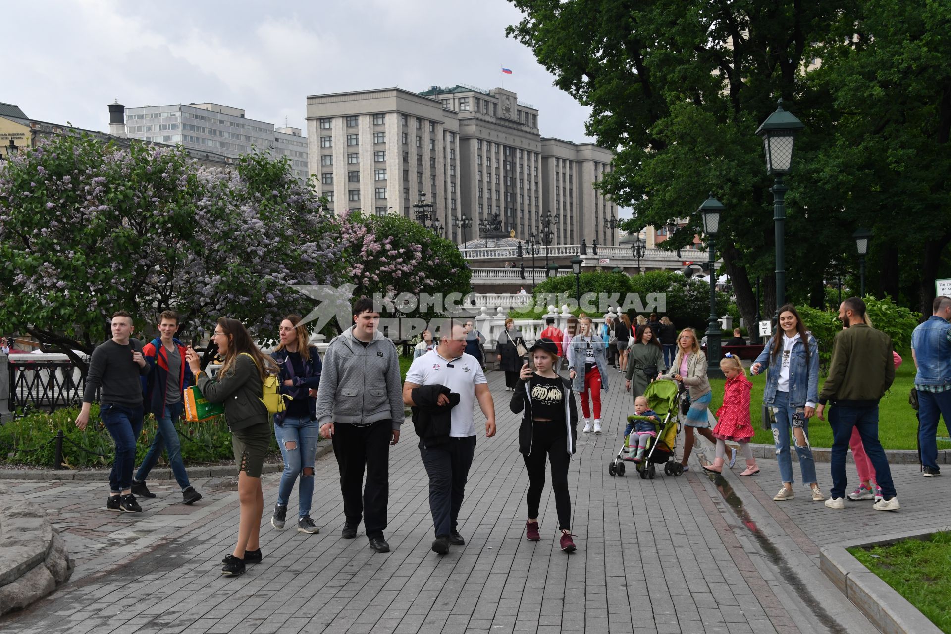 Москва. Отдыхающие и туристы в Александровском саду.