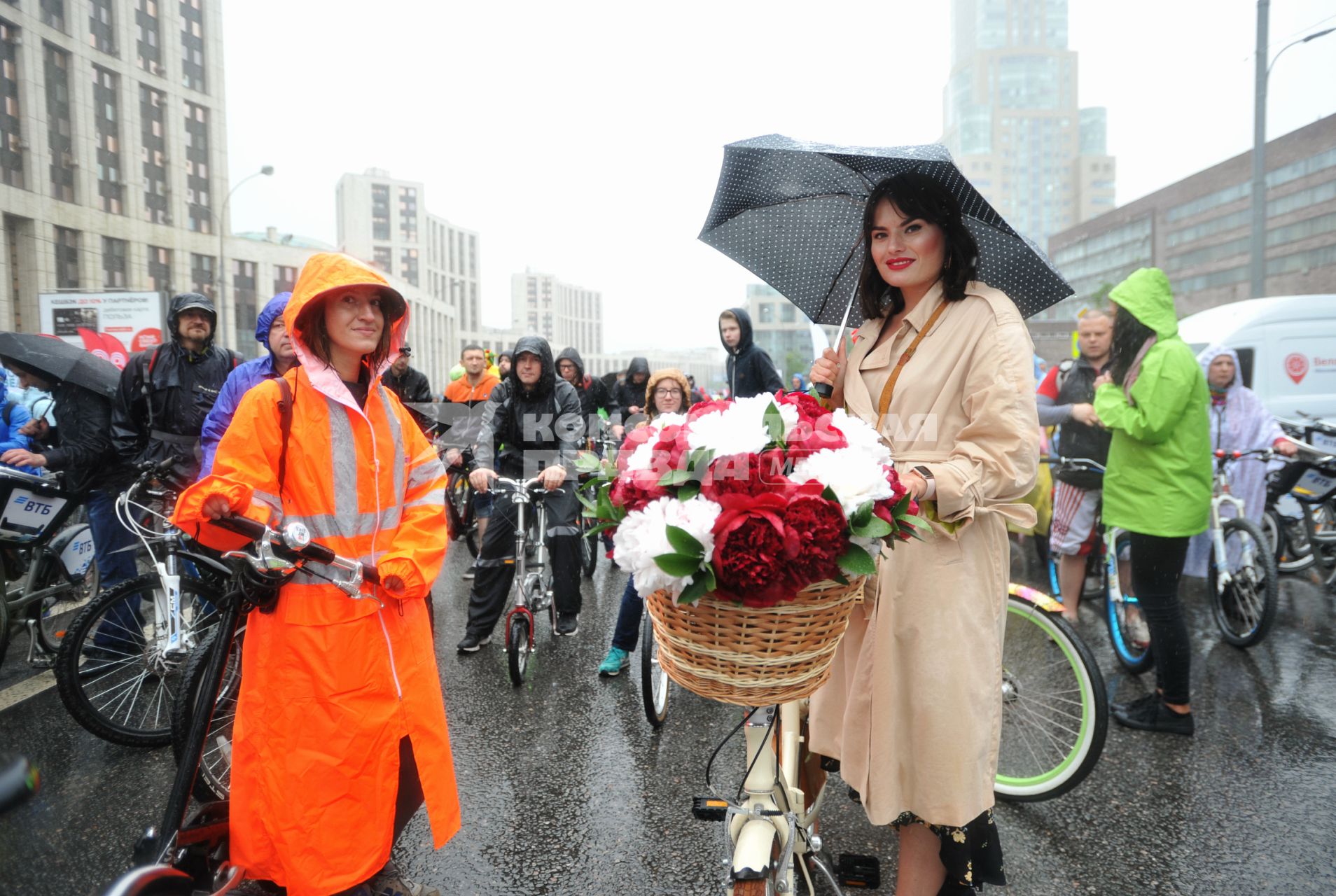 Москва. Участники традиционного Московского велопарада, проходящего в рамках Единого дня велопарадов в России на проспекте Академика Сахарова.