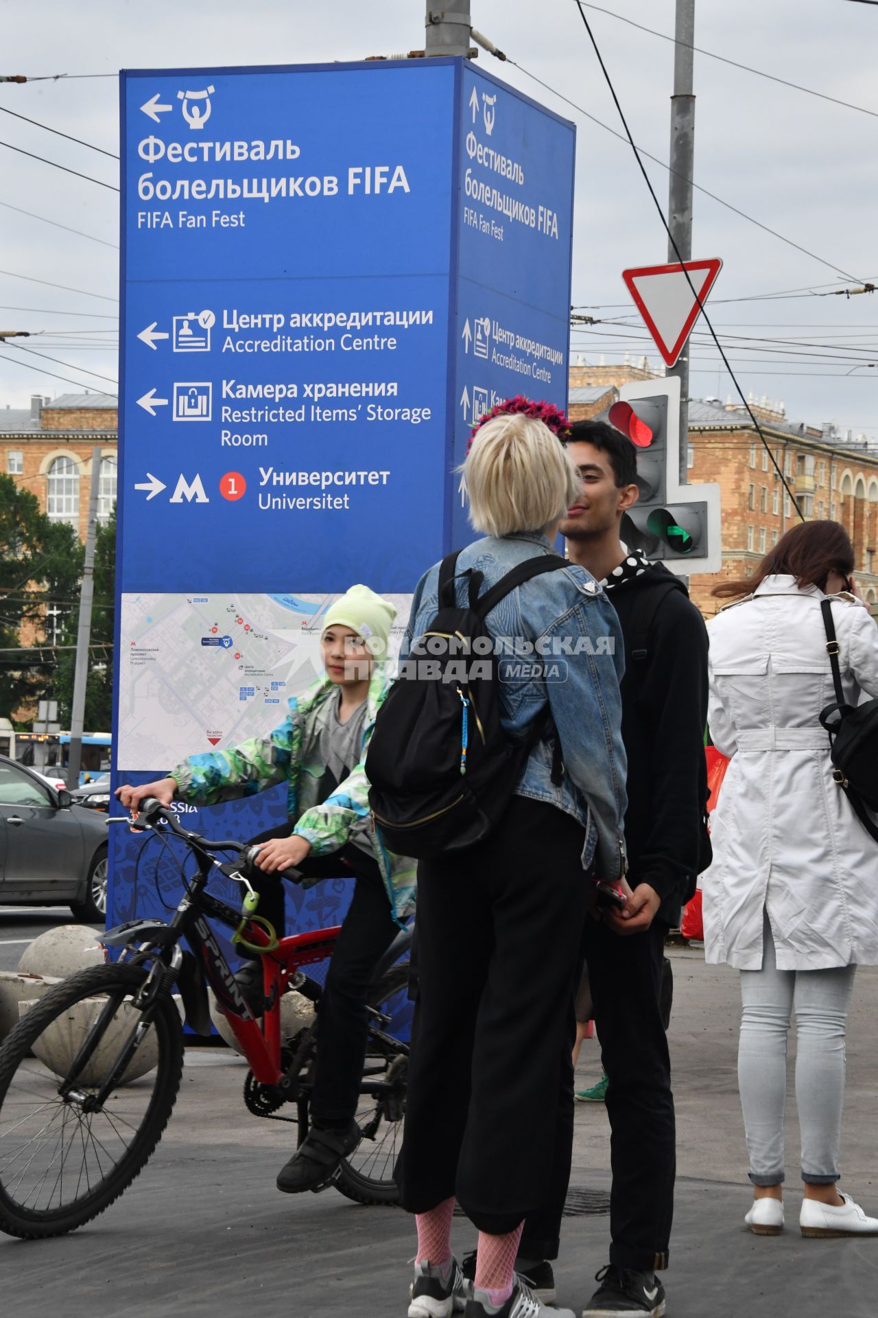 Москва. Специальные информационные щиты, установленные к ЧМ-2018 на улицах Москвы.