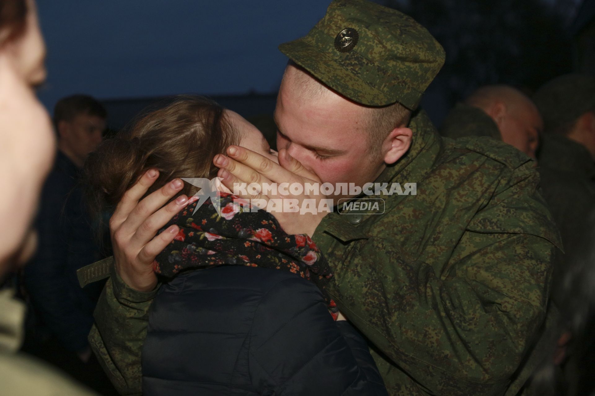 Барнаул. Призывник на железнодорожном вокзале перед отправкой на службу.