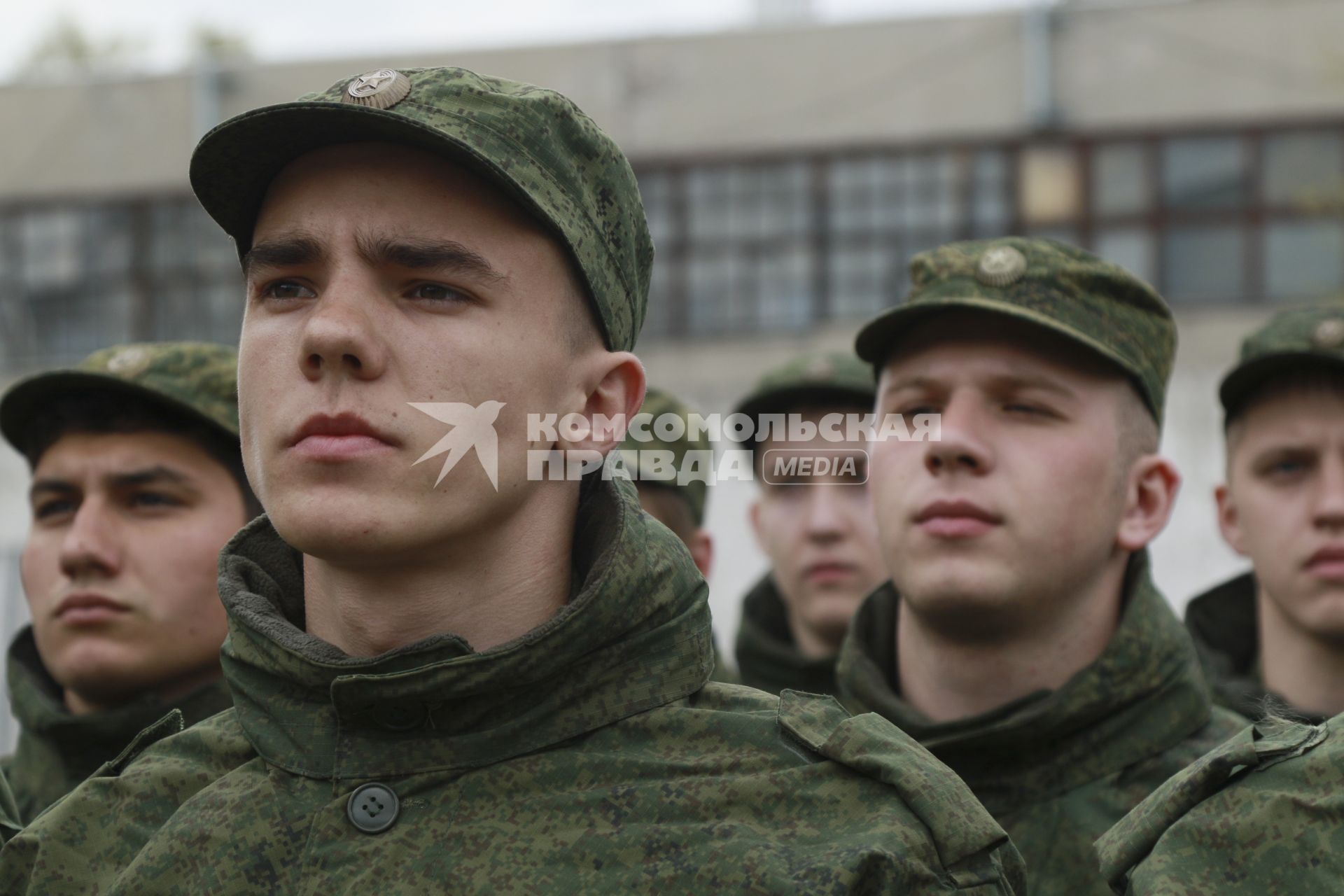 Барнаул. Призывники на призывном пункте перед отправкой на службу.