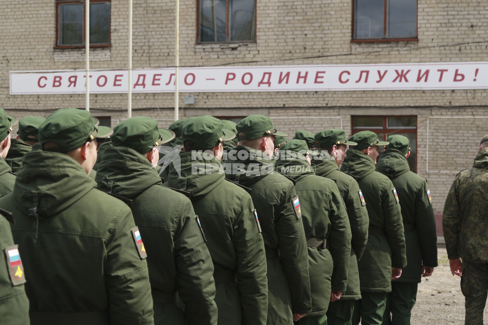 Барнаул. Призывники на призывном пункте перед отправкой на службу.