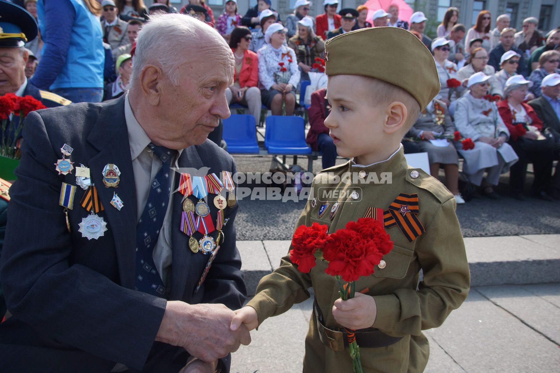 Самара. Мальчик поздравляет ветерана Великой Отечественной войны  во время празднования Дня Победы.