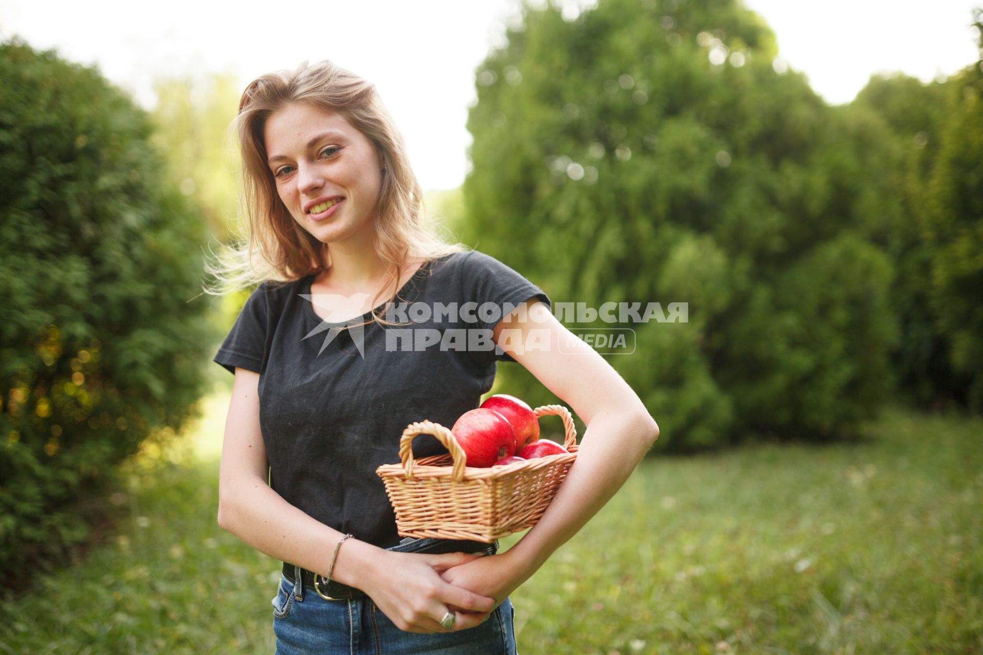 Ставрополь. Девушка с яблоками.