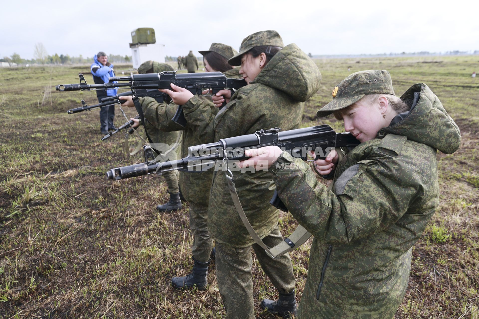 Бийск. Учащиеся десятых классов на военно-полевых сборах в Горно-Алтайском центре допризывной подготовки на  базе зенитно-ракетного соединения Центрального военного округа.