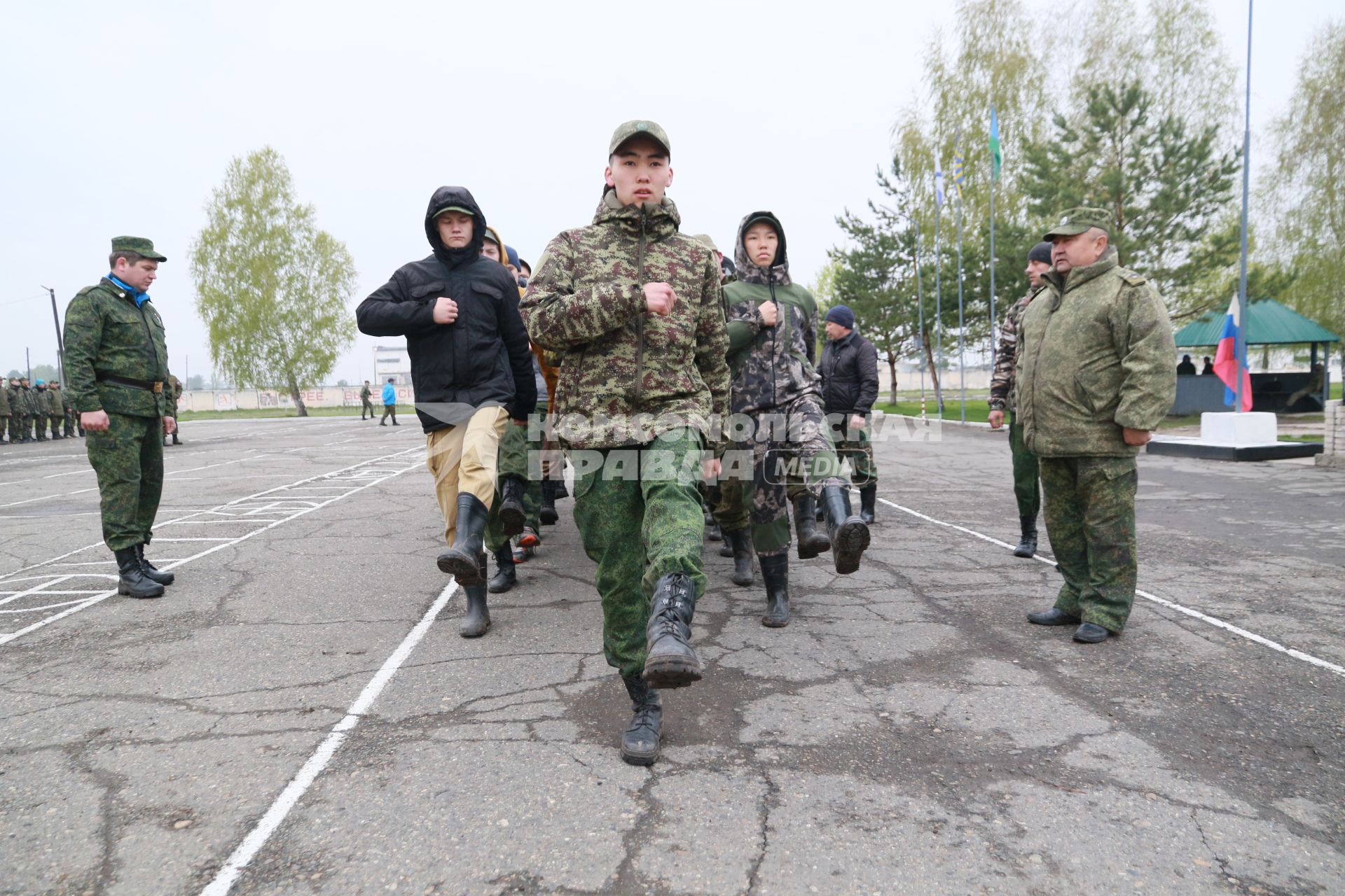 Бийск. Учащиеся десятых классов на военно-полевых сборах в Горно-Алтайском центре допризывной подготовки на  базе зенитно-ракетного соединения Центрального военного округа.