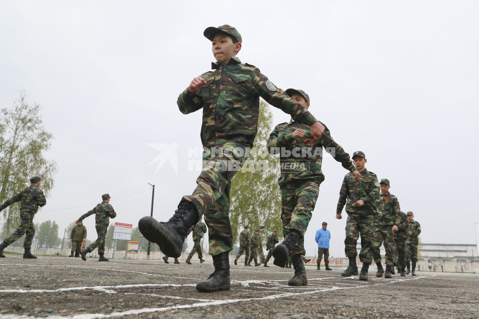 Бийск. Учащиеся десятых классов на военно-полевых сборах в Горно-Алтайском центре допризывной подготовки на  базе зенитно-ракетного соединения Центрального военного округа.