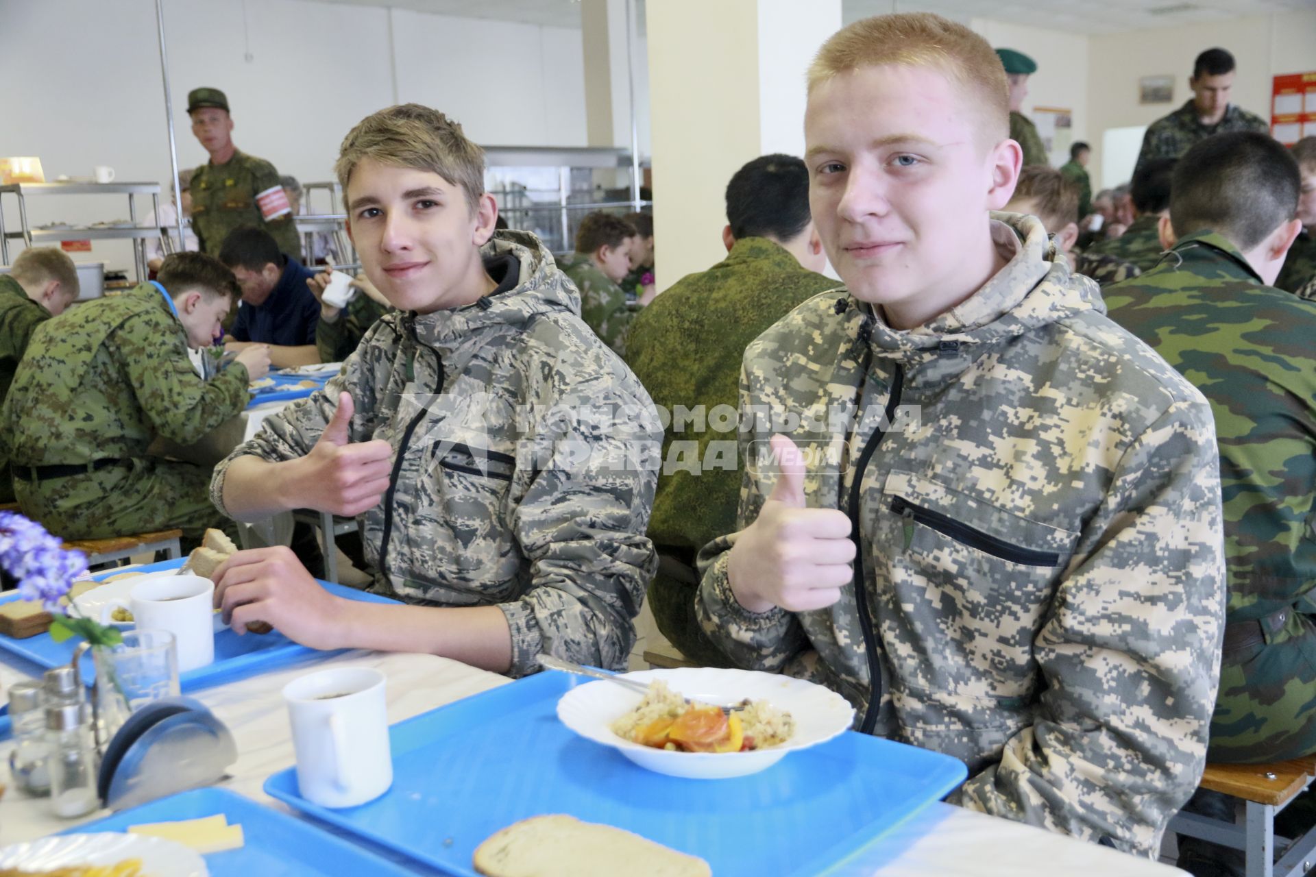 Бийск. Учащиеся десятых классов на военно-полевых сборах в Горно-Алтайском центре допризывной подготовки на  базе зенитно-ракетного соединения Центрального военного округа.