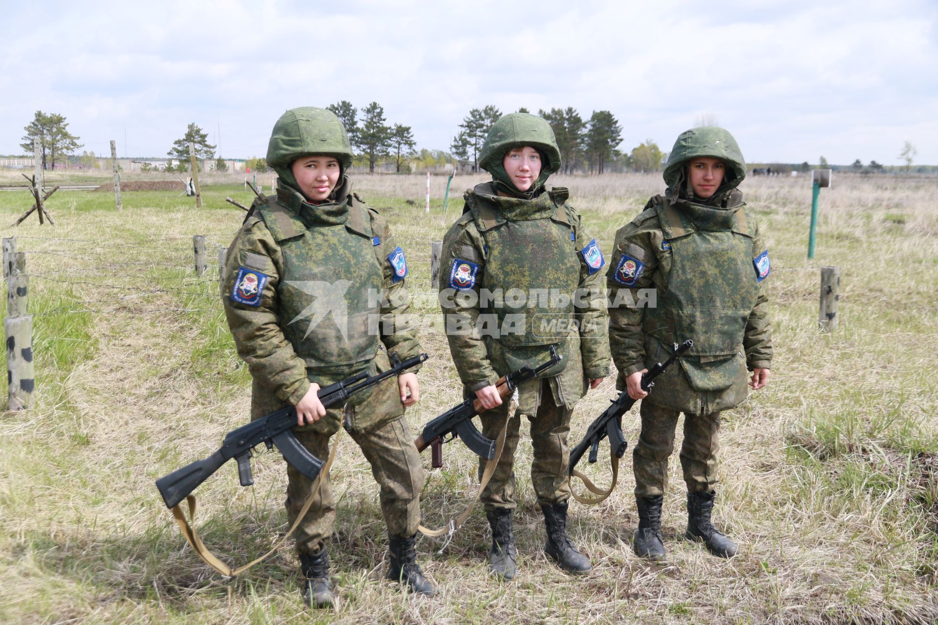 Бийск. Учащиеся десятых классов на военно-полевых сборах в Горно-Алтайском центре допризывной подготовки на  базе зенитно-ракетного соединения Центрального военного округа.