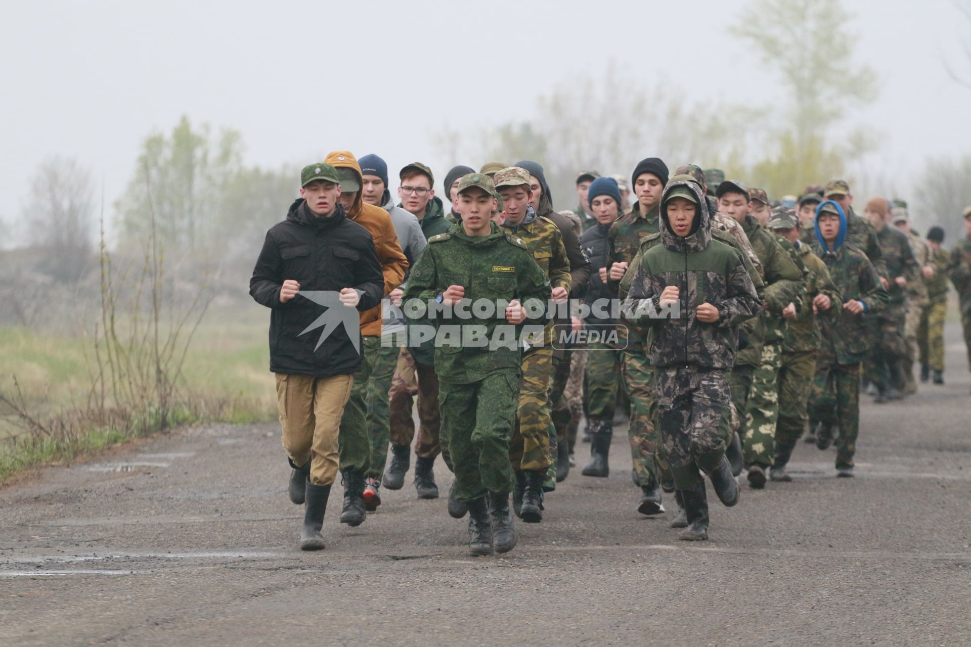 Бийск. Учащиеся десятых классов на военно-полевых сборах в Горно-Алтайском центре допризывной подготовки на  базе зенитно-ракетного соединения Центрального военного округа.