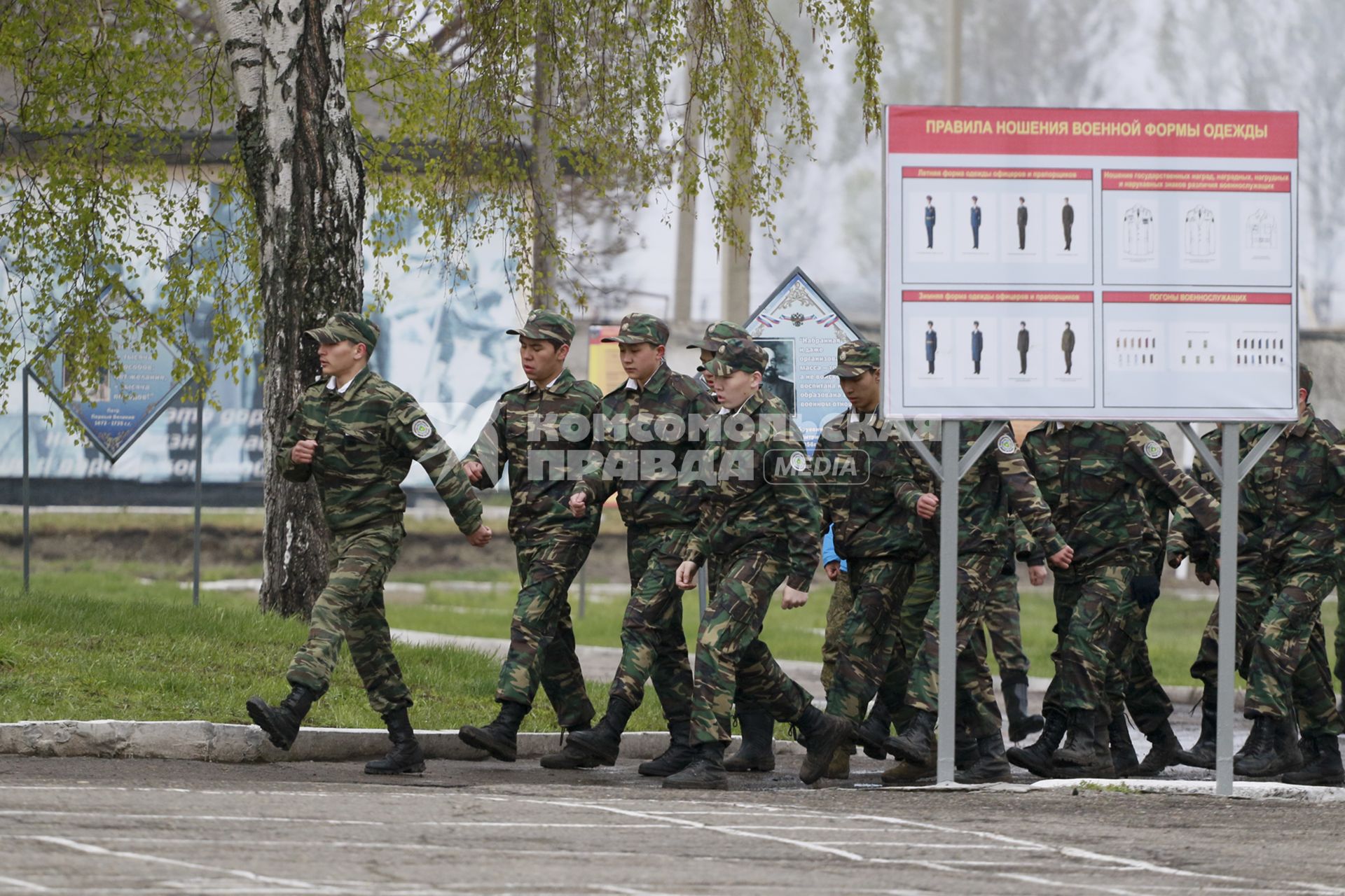 Бийск. Учащиеся десятых классов на военно-полевых сборах в Горно-Алтайском центре допризывной подготовки на  базе зенитно-ракетного соединения Центрального военного округа.