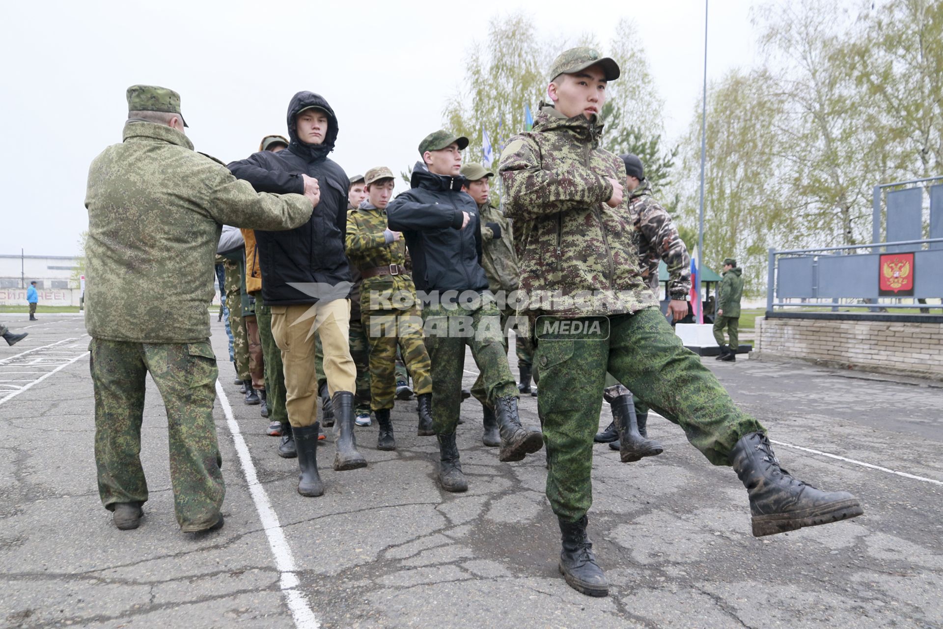 Бийск. Учащиеся десятых классов на военно-полевых сборах в Горно-Алтайском центре допризывной подготовки на  базе зенитно-ракетного соединения Центрального военного округа.