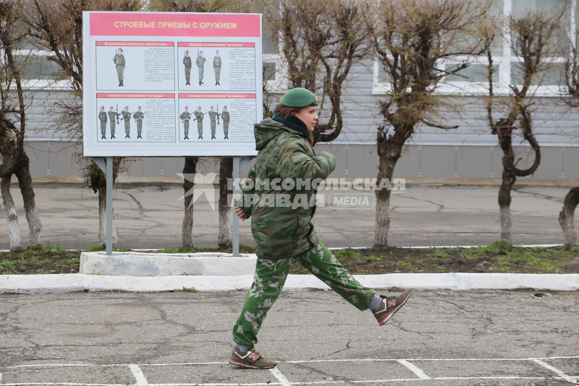 Бийск. Учащиеся десятых классов на военно-полевых сборах в Горно-Алтайском центре допризывной подготовки на  базе зенитно-ракетного соединения Центрального военного округа.