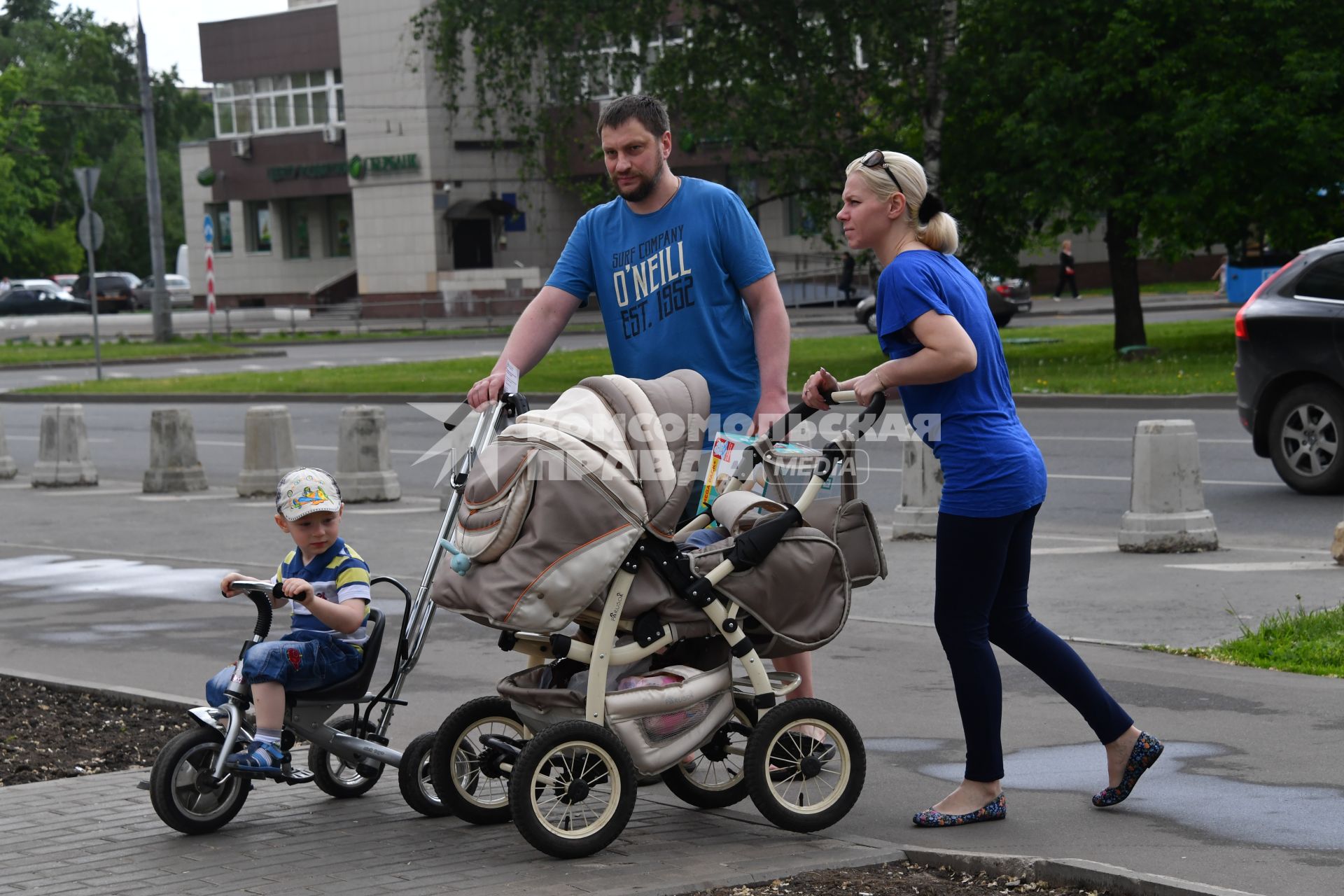 Москва.  Мужчина и женщина с детьми на одной из улиц города.