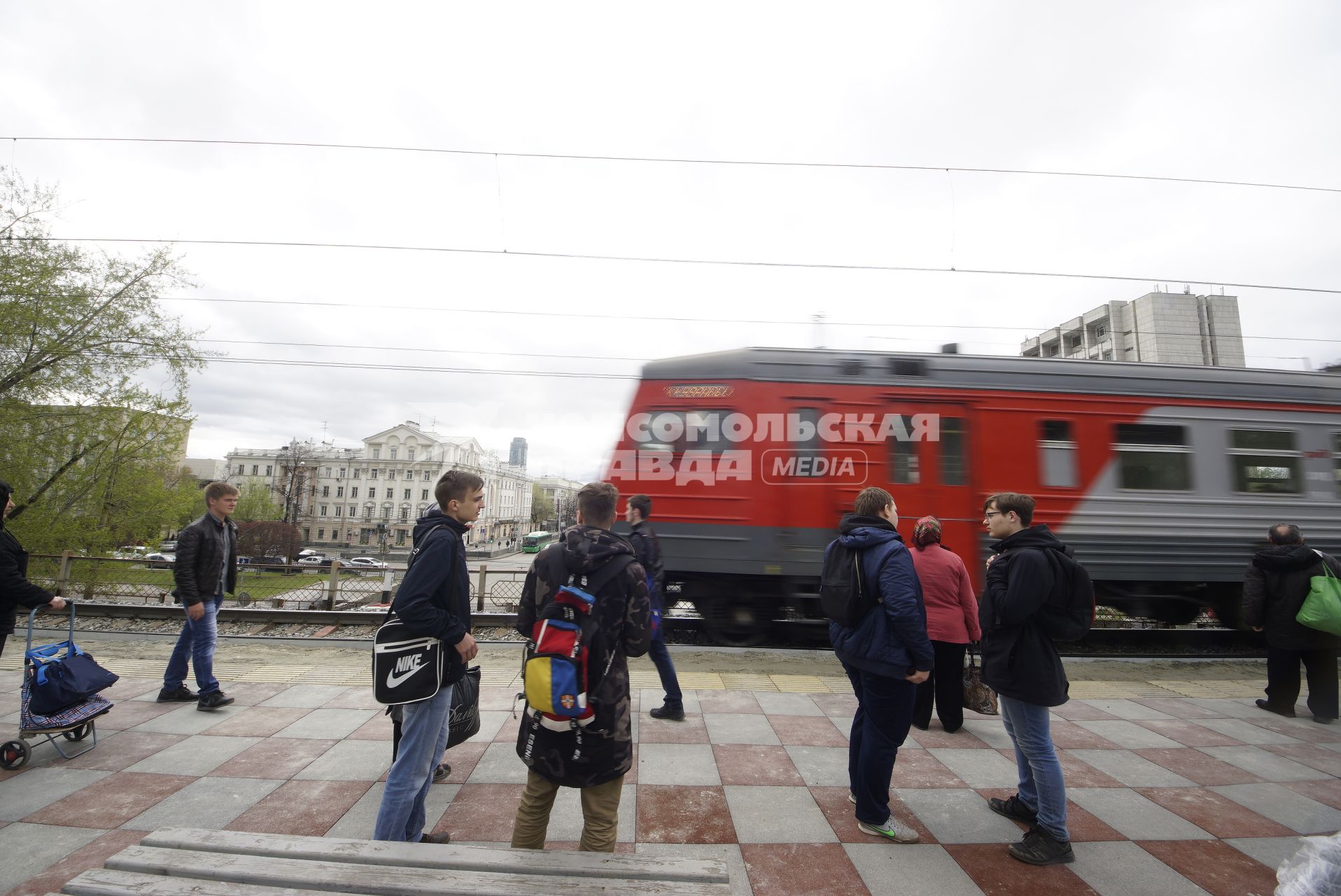 Екатеринбург. Пассажиры на железнодорожной станции в ожидании электрички