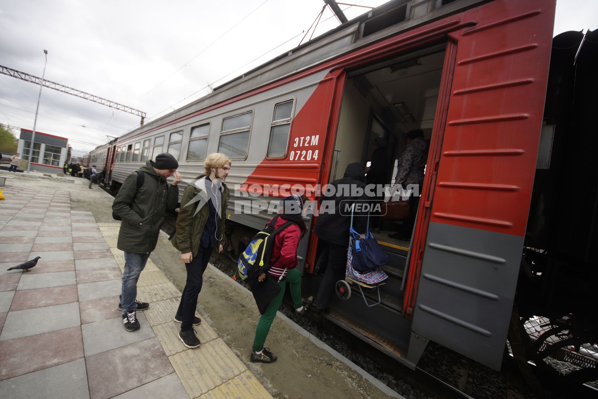 Екатеринбург. Пассажиры на железнодорожной станции садятся в электричку