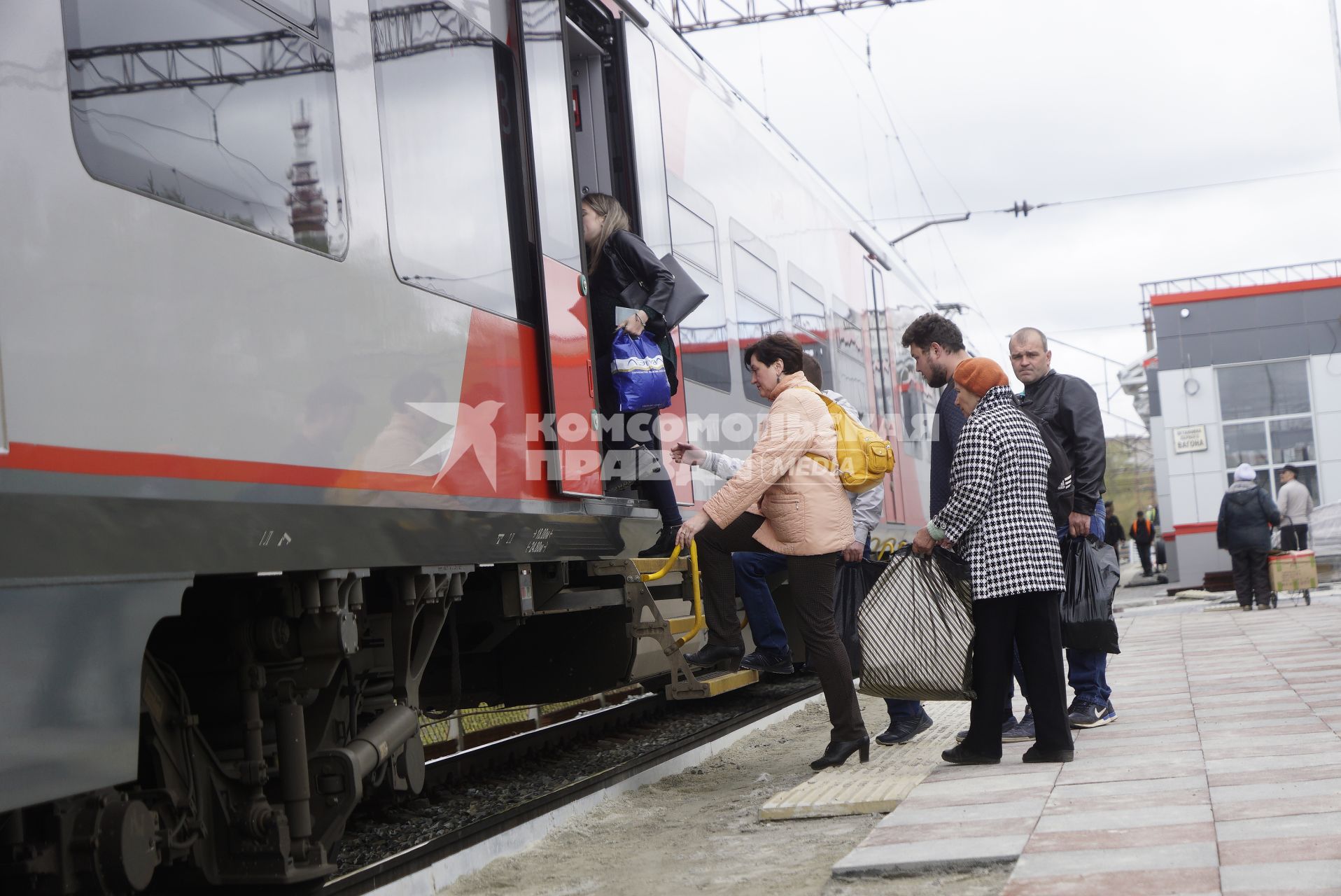 Екатеринбург. Пассажиры садятся на электричку