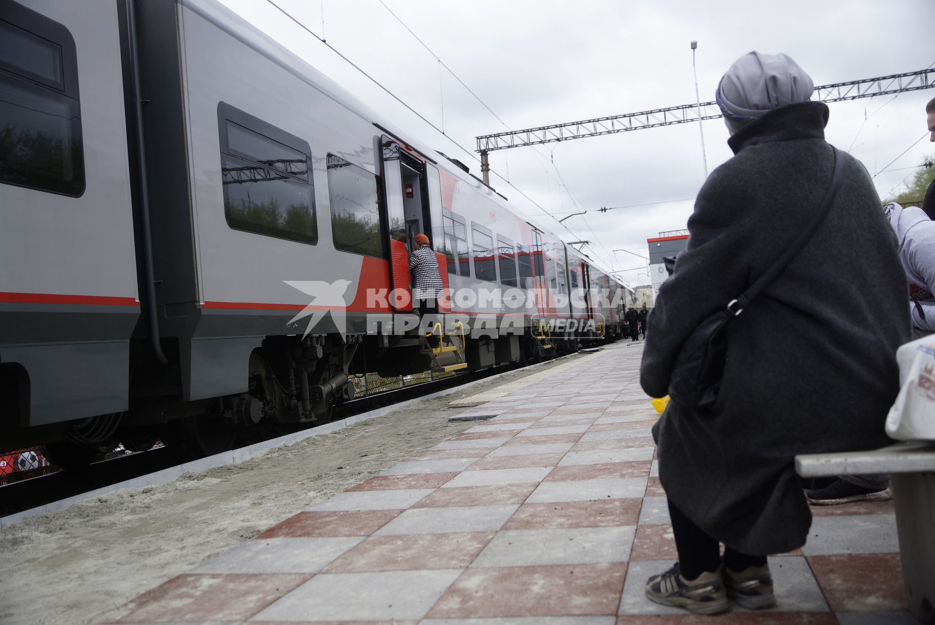 Екатеринбург. Пассажиры садятся на электричку