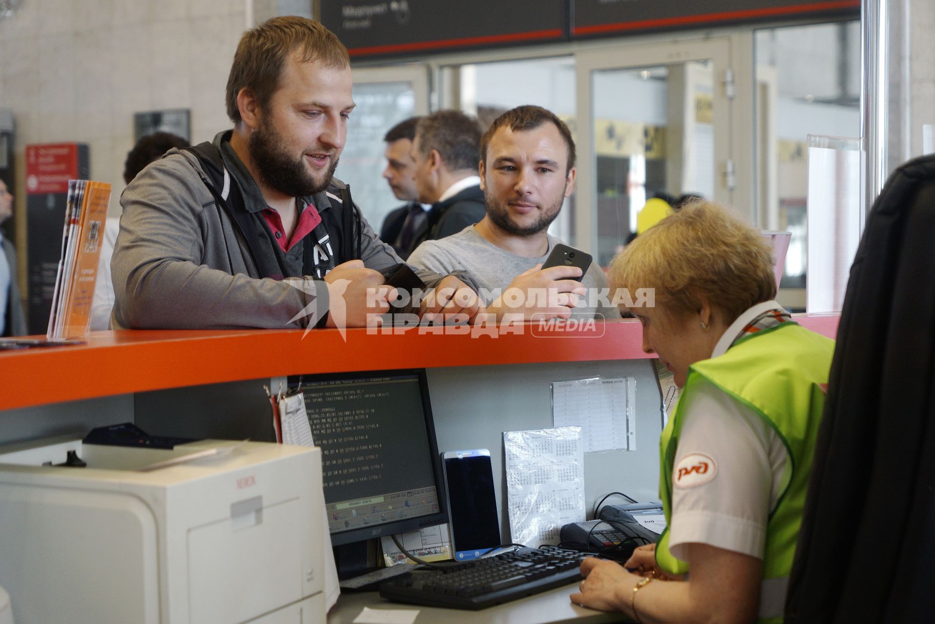 Екатеринбург. Пассажиры у информационной стойки Екатеринбургского железнодорожного вокзала