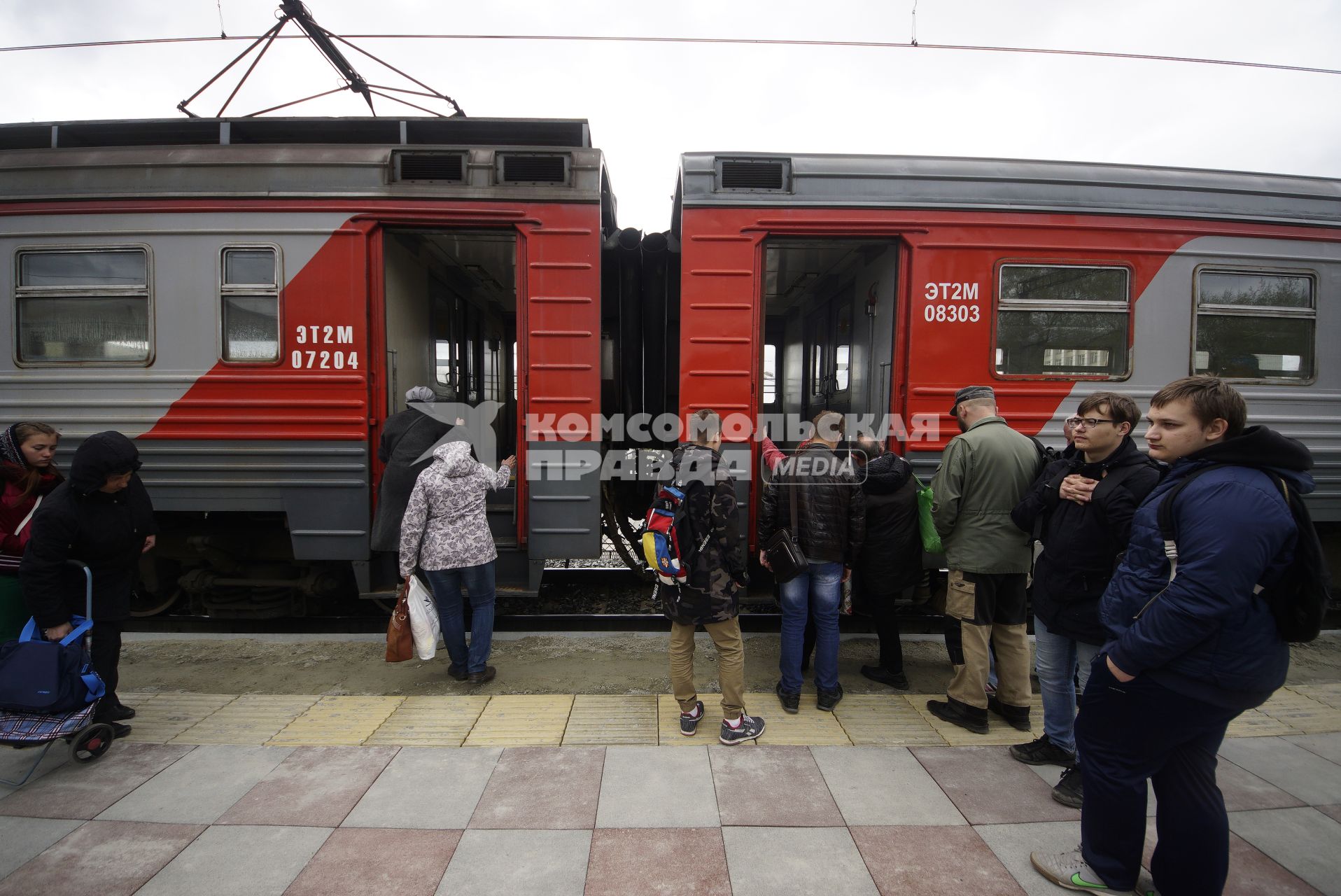 Екатеринбург. Пассажиры на железнодорожной станции садятся в электричку