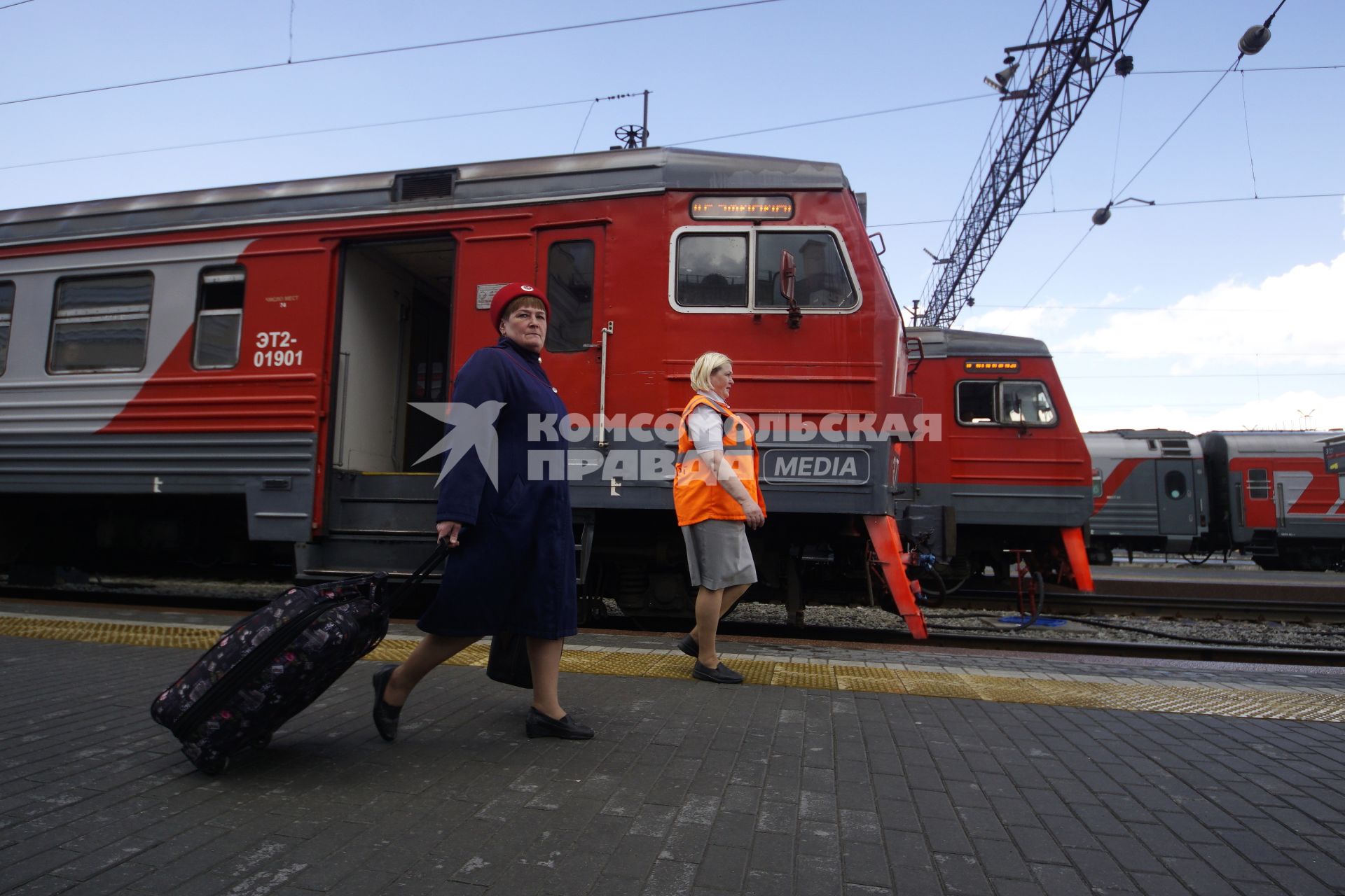 Екатеринбург. Проводница на платформе Екатеринбургского железнодорожного вокзала