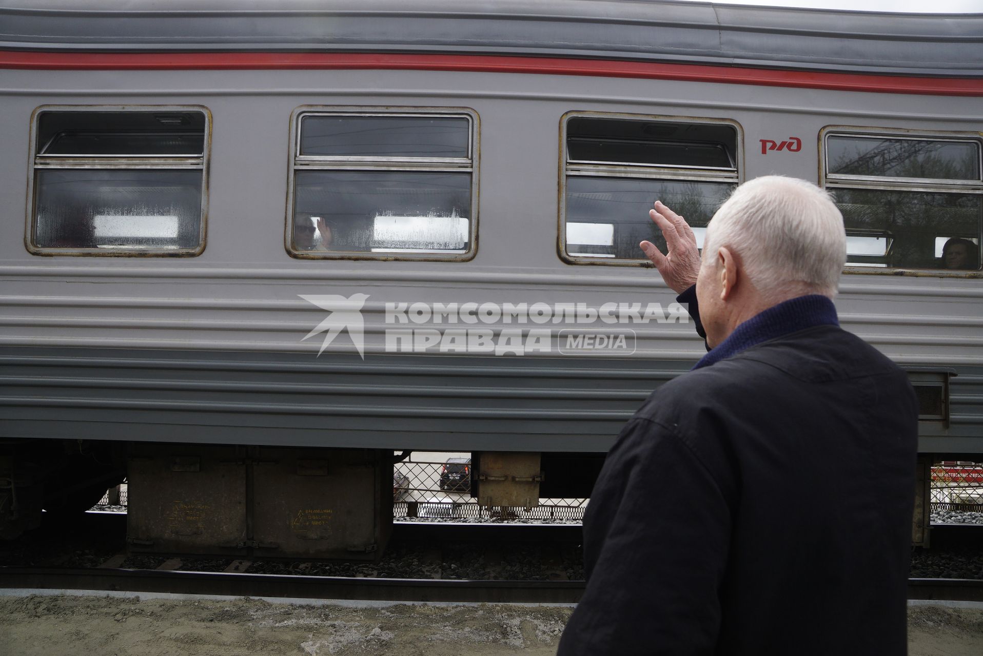 Екатеринбург. Мужчина на железнодорожной станции у электрички