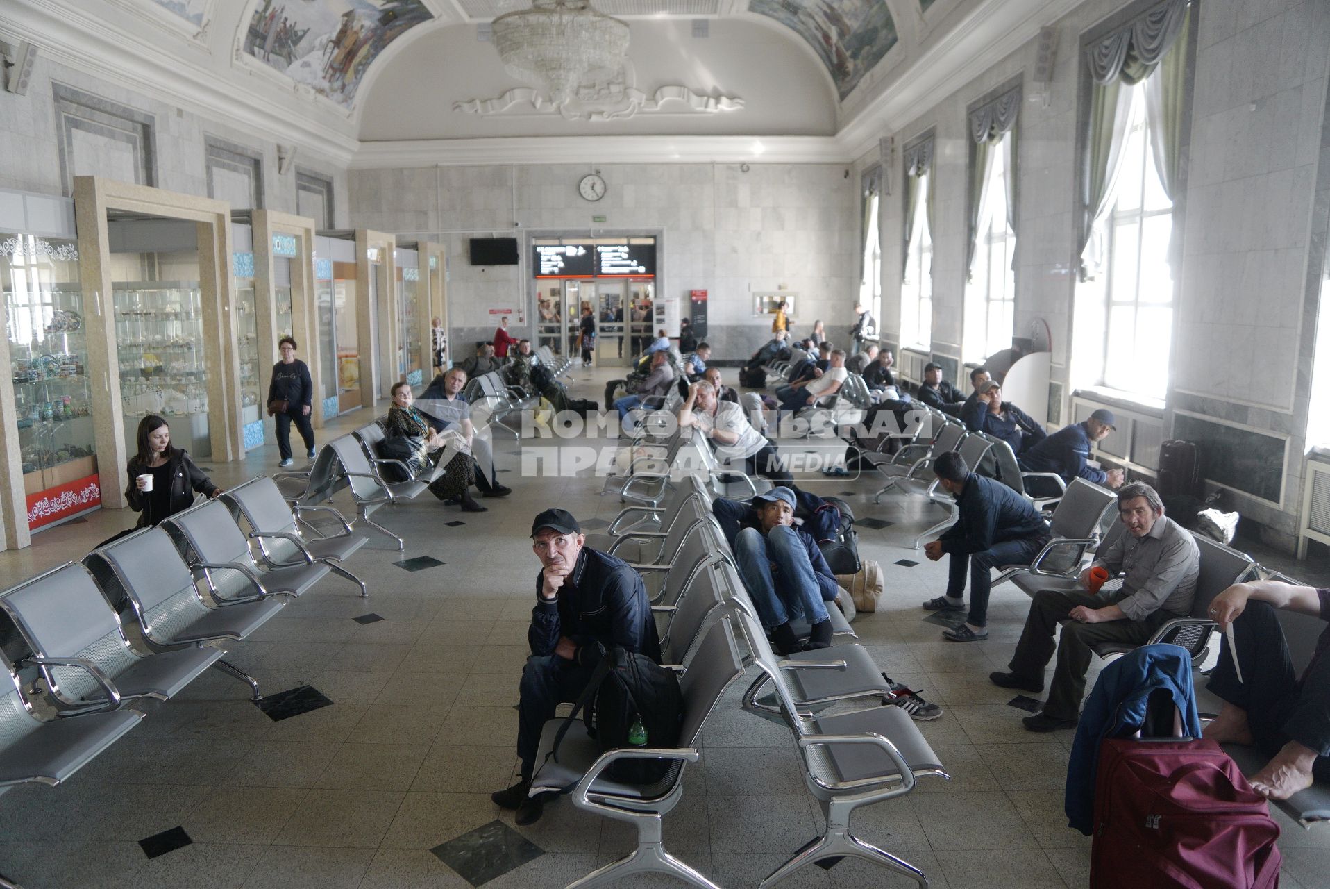 Екатеринбург. Пассажиры в зале ожидания Екатеринбургского железнодорожного вокзала