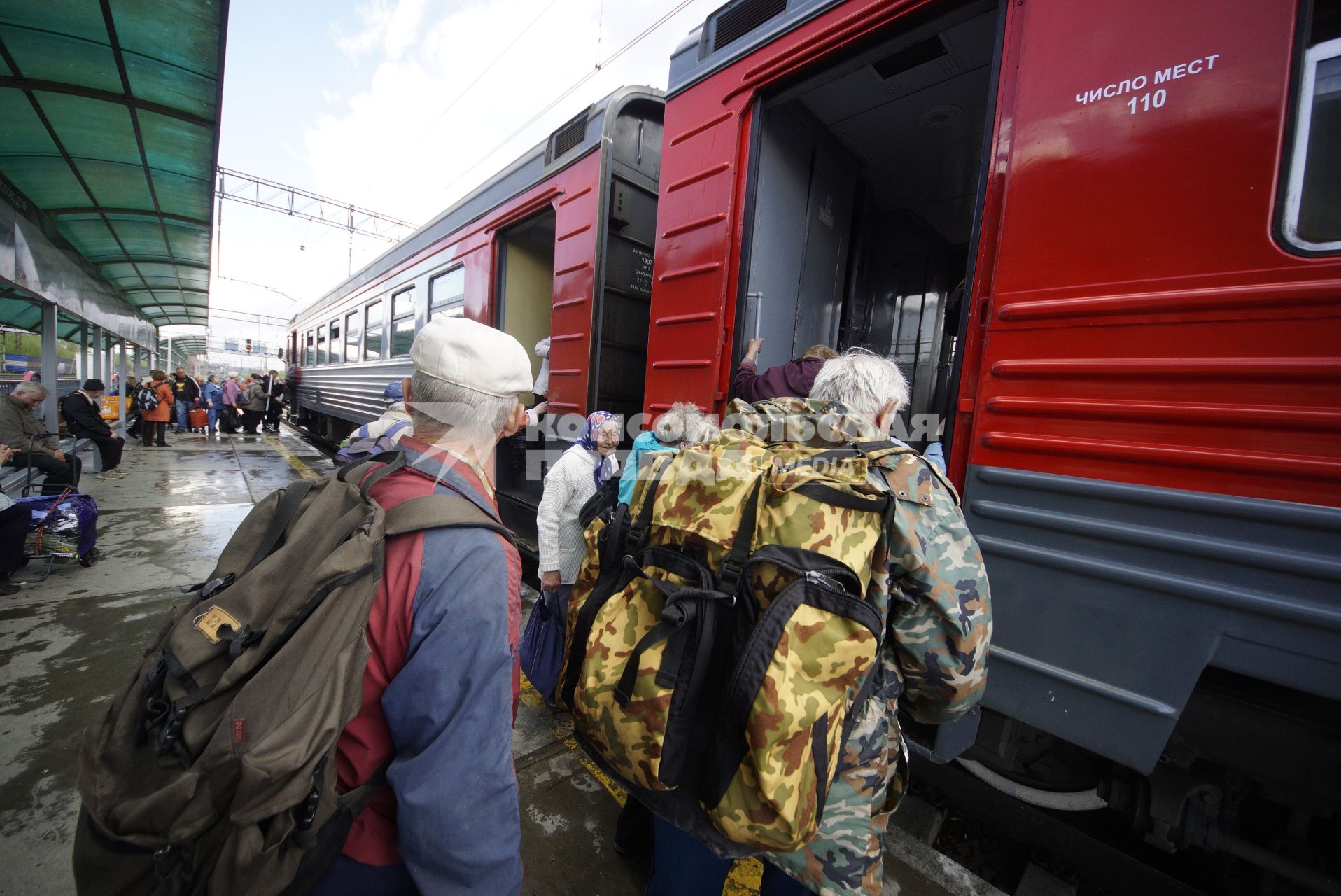 Екатеринбург. Пассажиры садятся в электричку