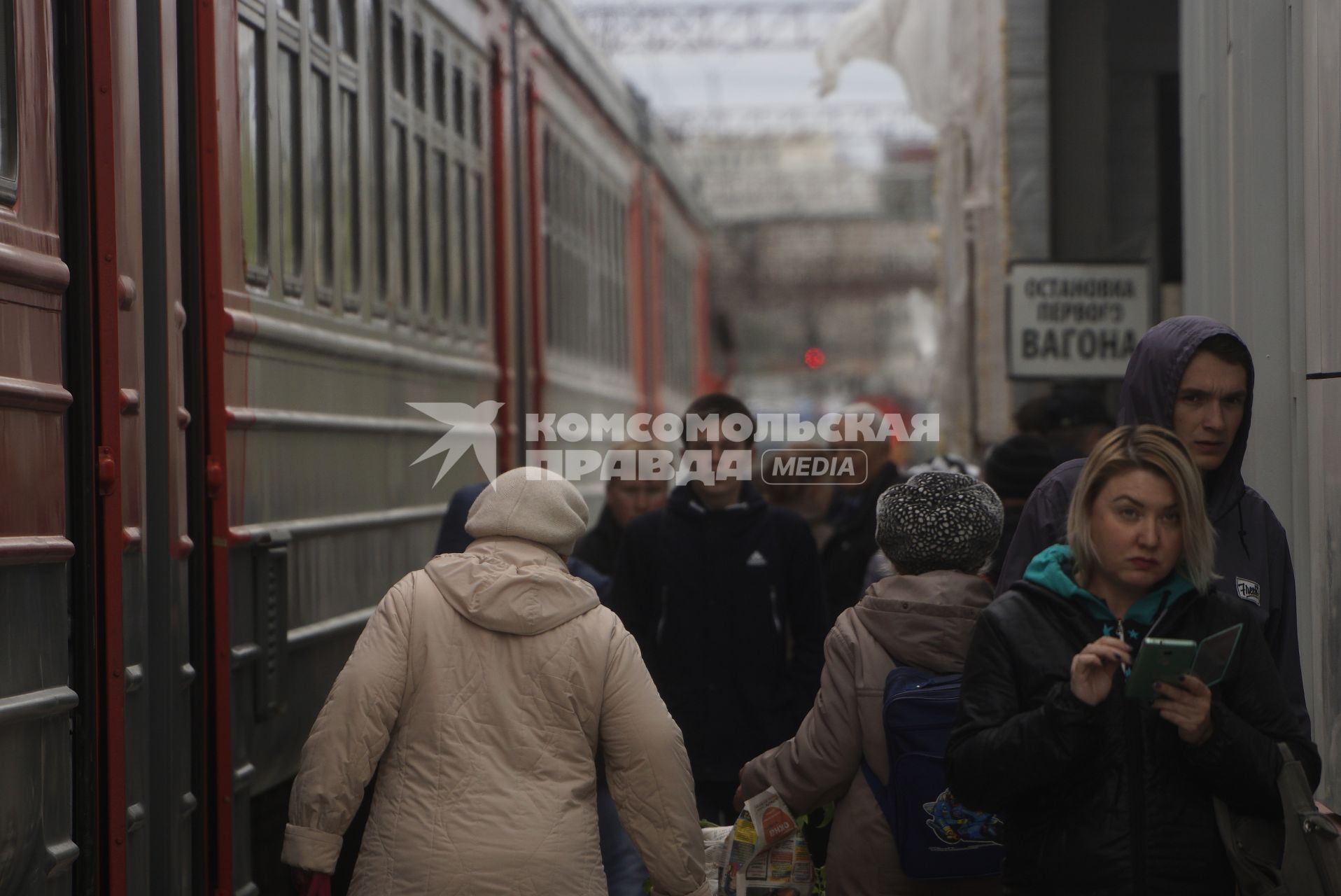 Екатеринбург. Пассажиры выходт из электрички на железнодорожной станции