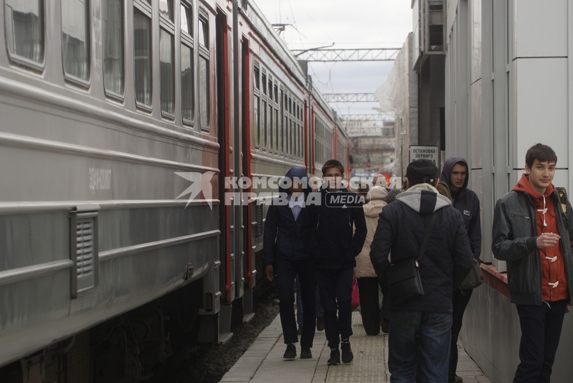 Екатеринбург. Пассажиры выходт из электрички на железнодорожной станции