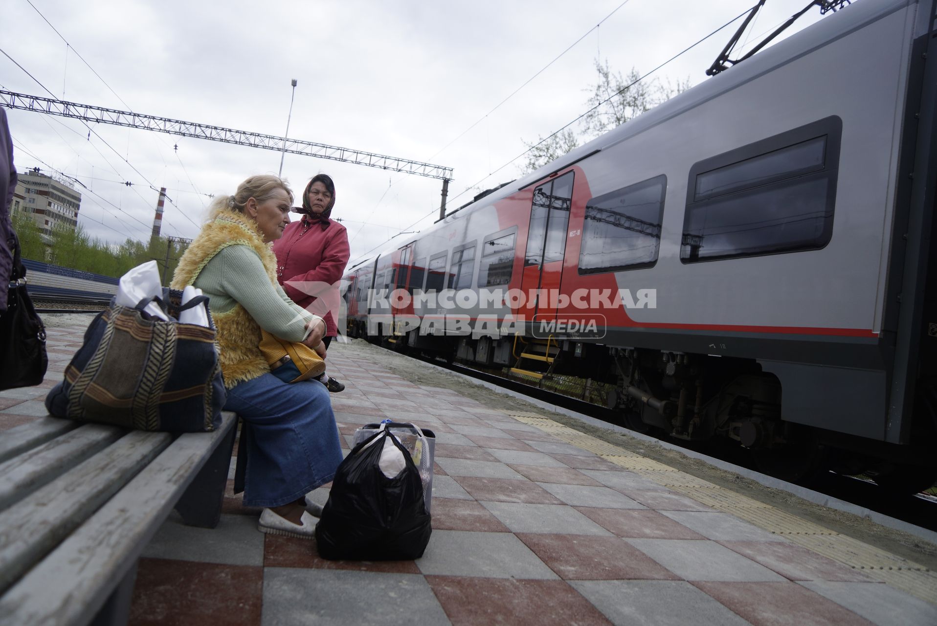 Екатеринбург. Пассажиры на железнодорожной станции в ожидании электрички