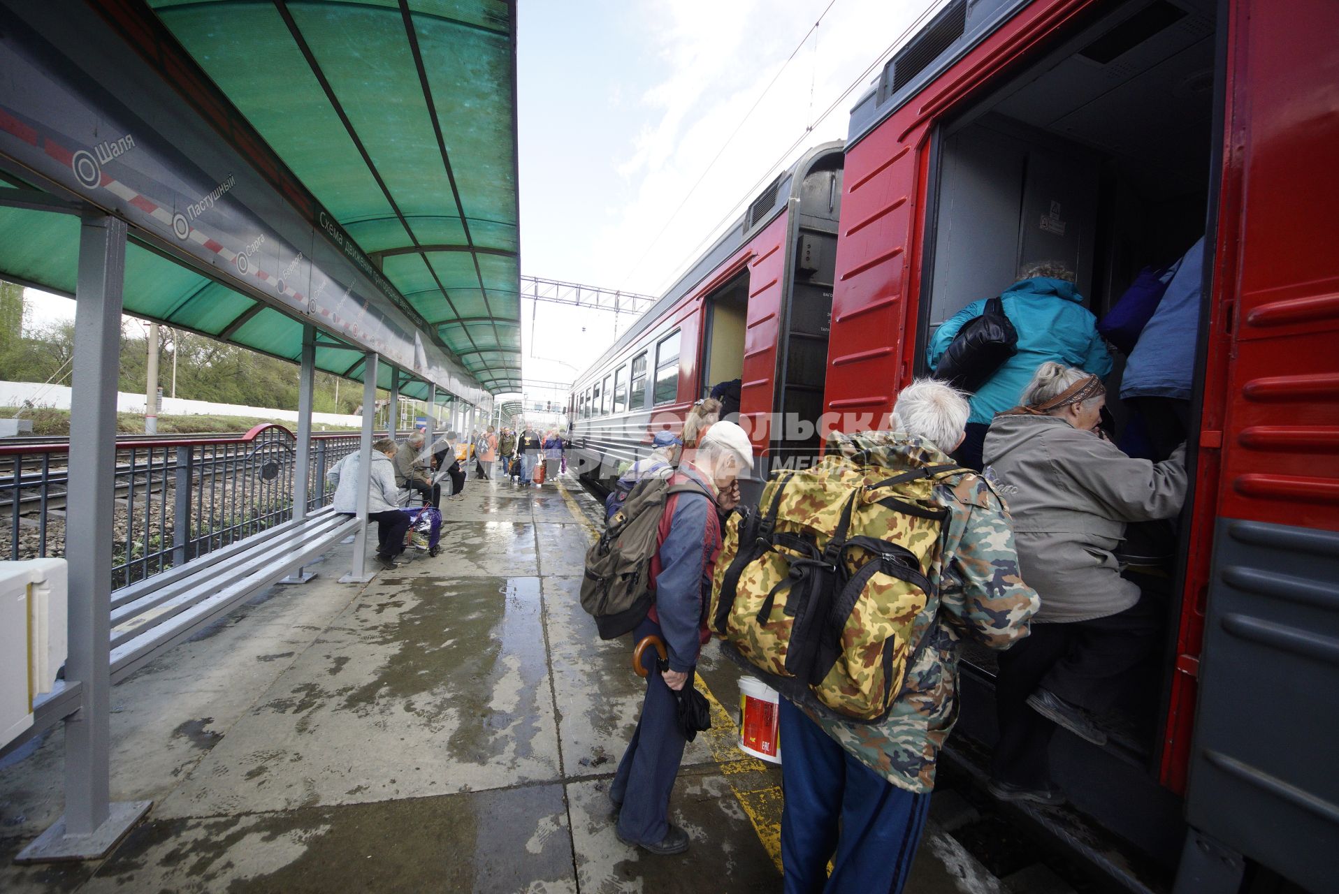 Екатеринбург. Пассажиры садятся в электричку