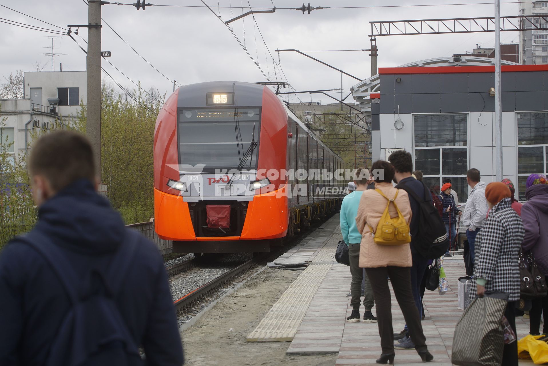 Екатеринбург. Пассажиры садятся на электричку