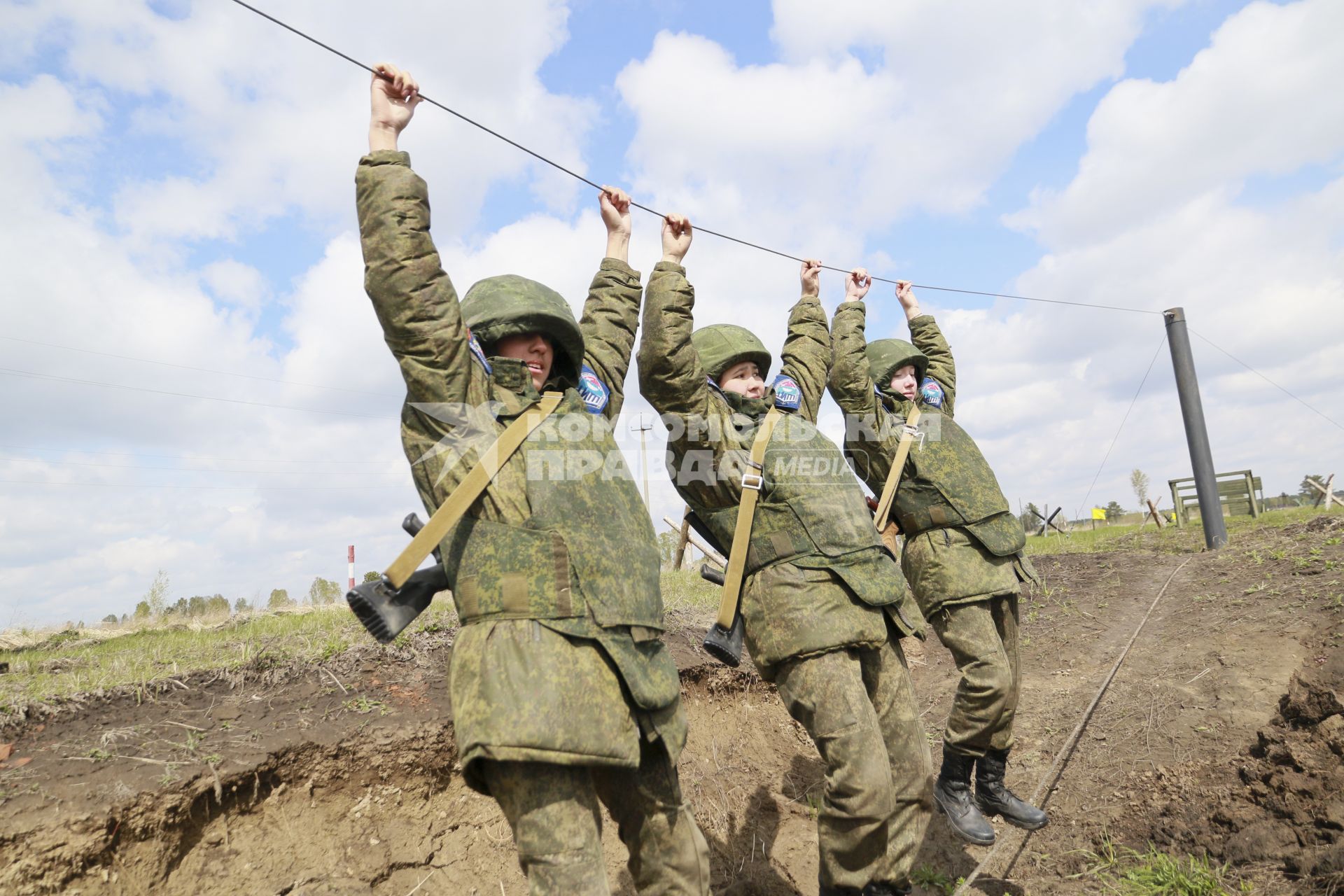 Бийск. Учащиеся десятых классов на военно-полевых сборах в Горно-Алтайском центре допризывной подготовки на  базе зенитно-ракетного соединения Центрального военного округа.