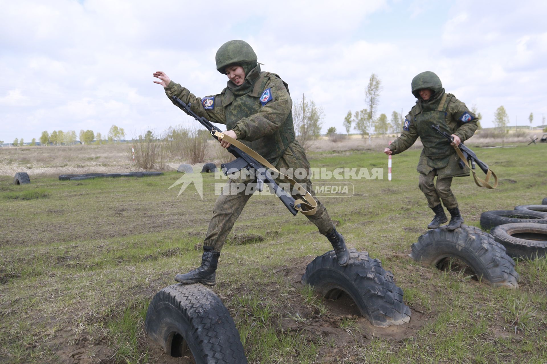 Бийск. Учащиеся десятых классов на военно-полевых сборах в Горно-Алтайском центре допризывной подготовки на  базе зенитно-ракетного соединения Центрального военного округа.