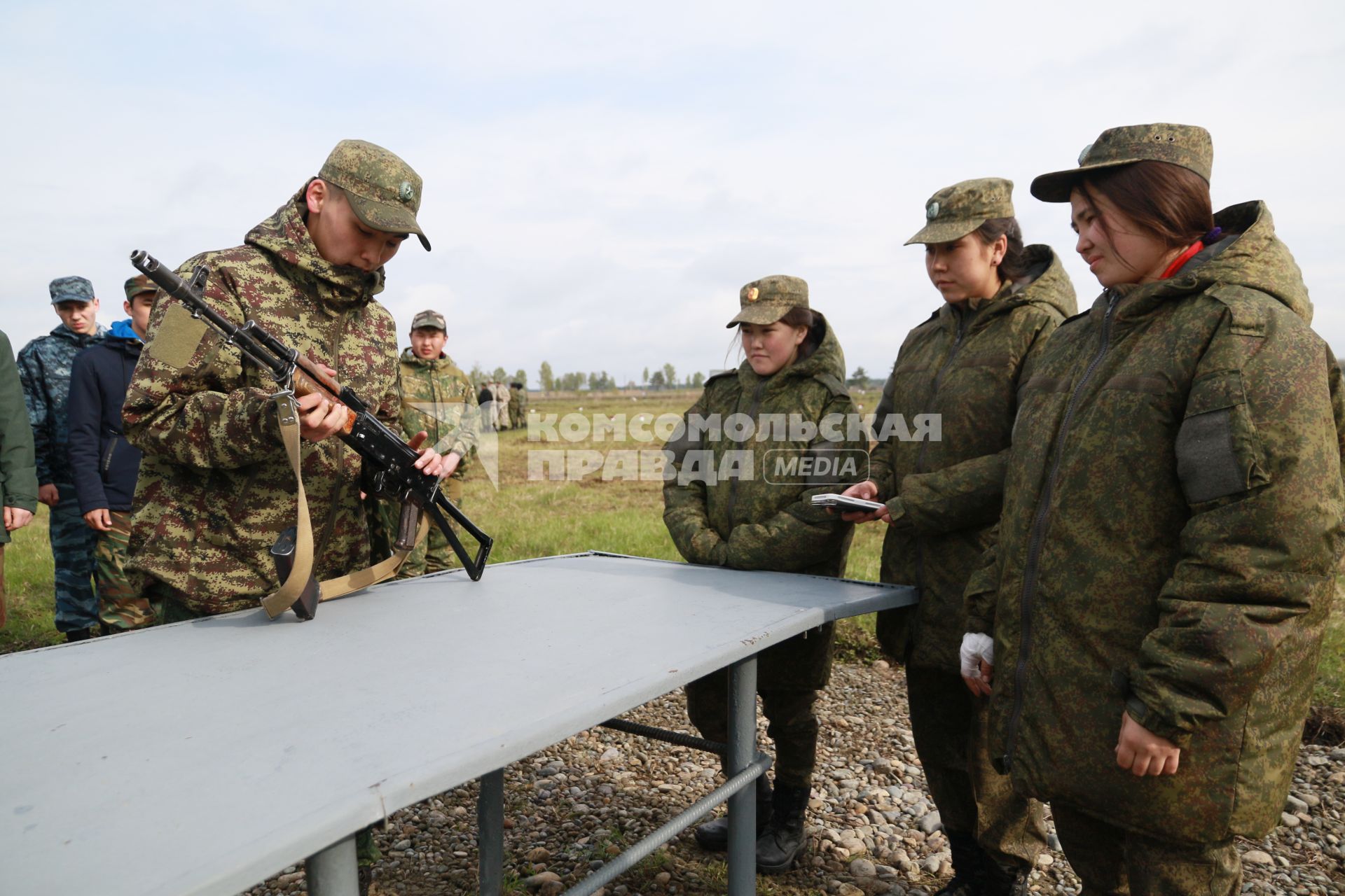 Бийск. Учащиеся десятых классов на военно-полевых сборах в Горно-Алтайском центре допризывной подготовки на  базе зенитно-ракетного соединения Центрального военного округа.