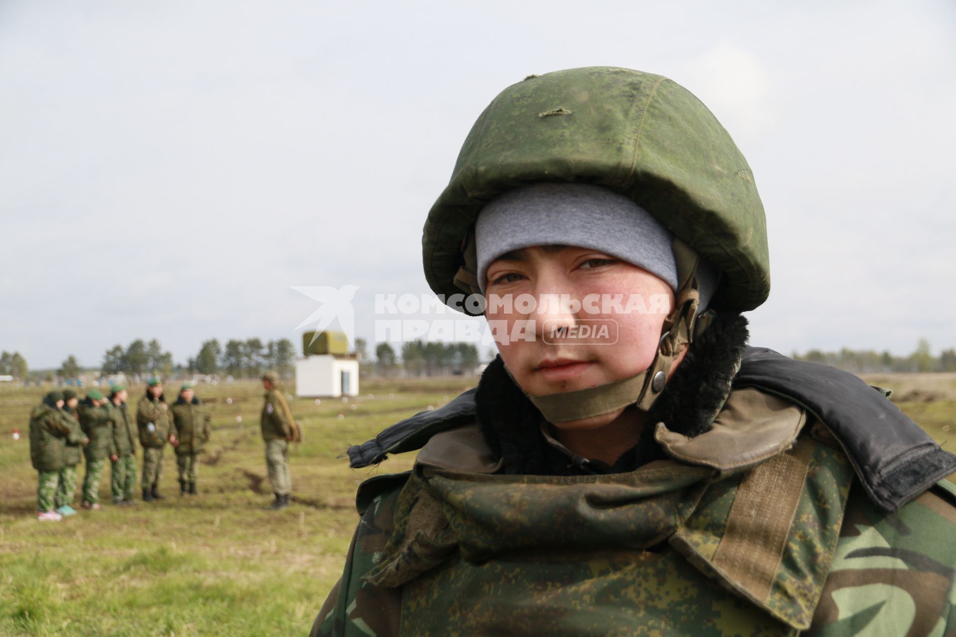 Бийск. Учащиеся десятых классов на военно-полевых сборах в Горно-Алтайском центре допризывной подготовки на  базе зенитно-ракетного соединения Центрального военного округа.