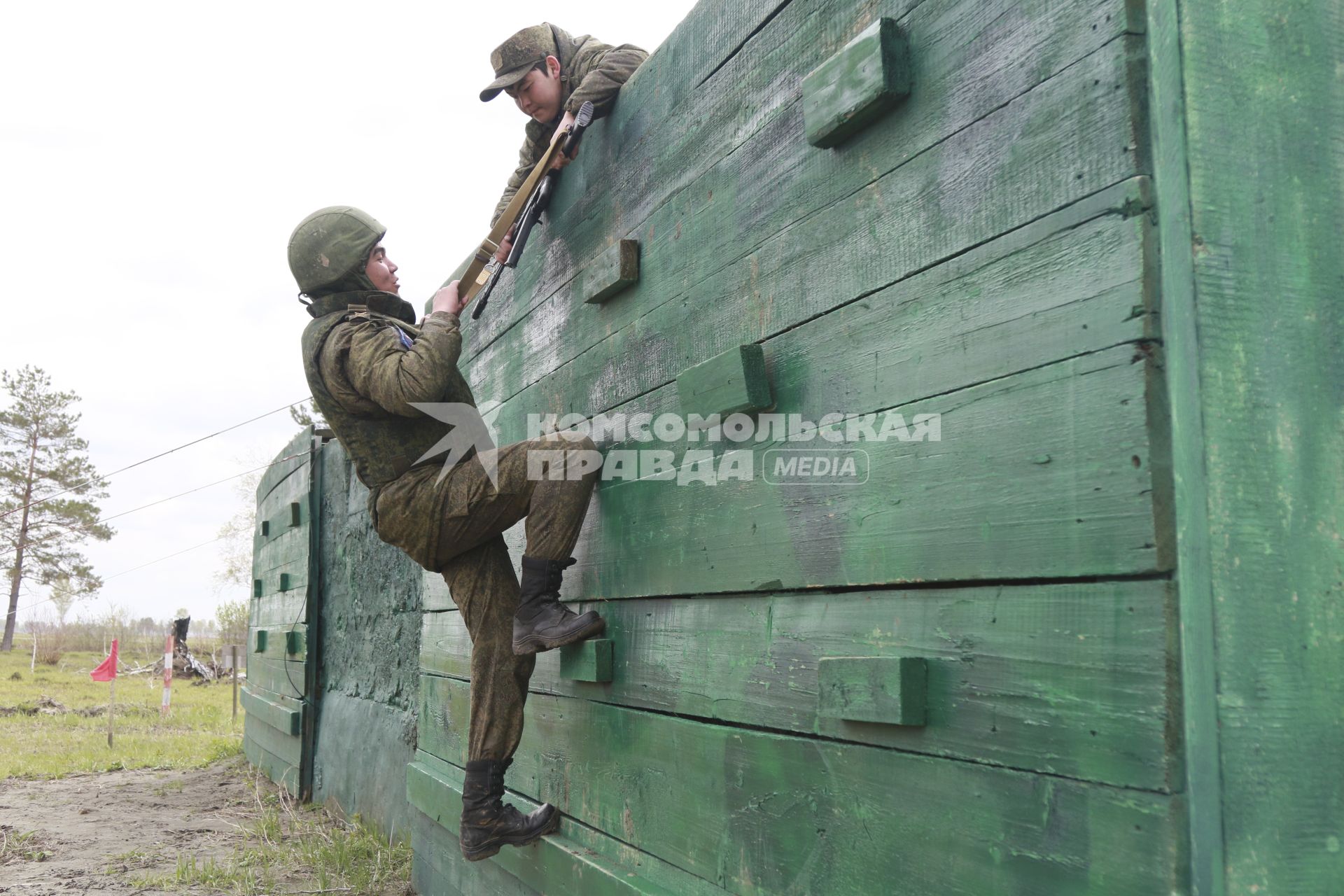 Бийск. Учащиеся десятых классов на военно-полевых сборах в Горно-Алтайском центре допризывной подготовки на  базе зенитно-ракетного соединения Центрального военного округа.