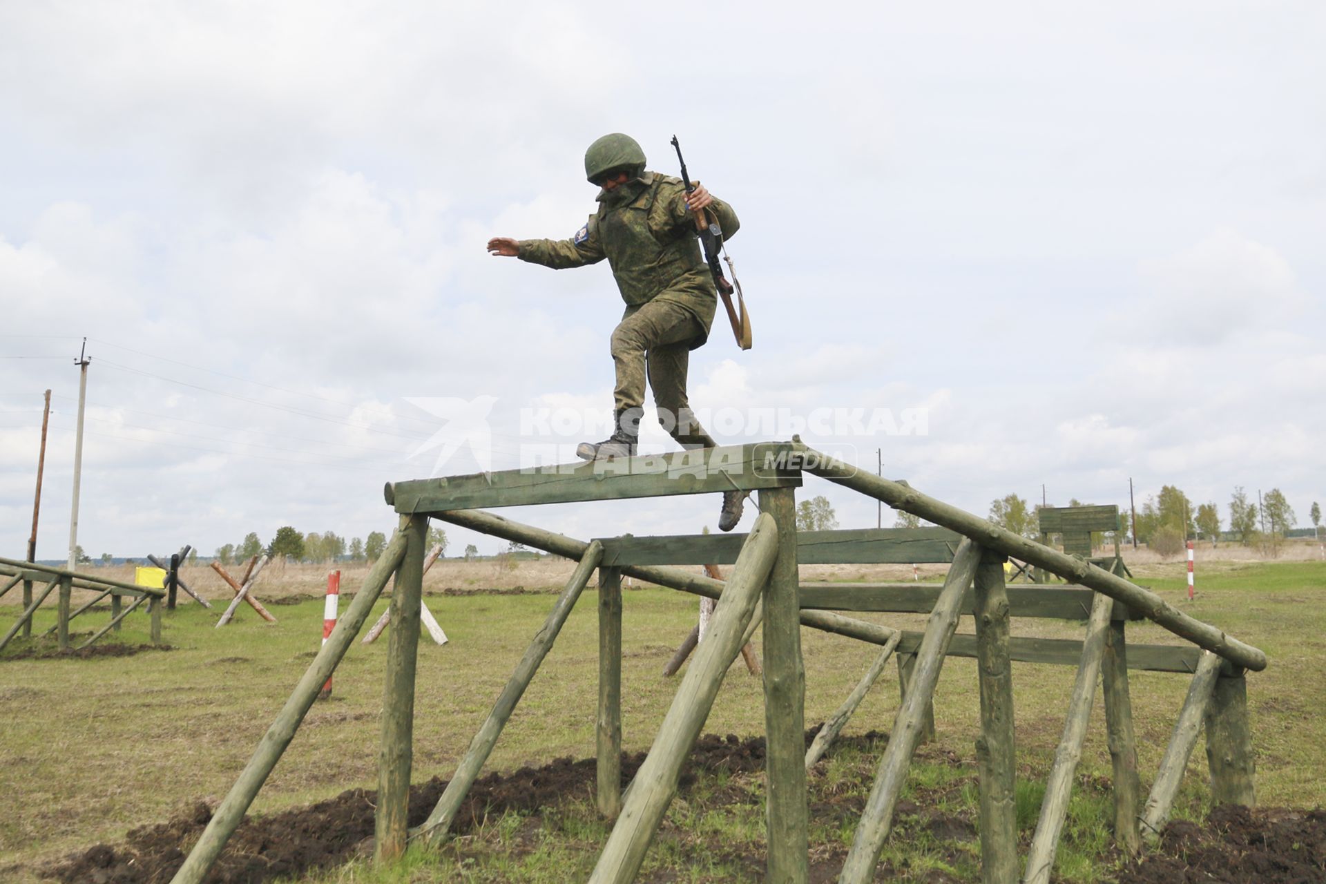 Бийск. Учащиеся десятых классов на военно-полевых сборах в Горно-Алтайском центре допризывной подготовки на  базе зенитно-ракетного соединения Центрального военного округа.