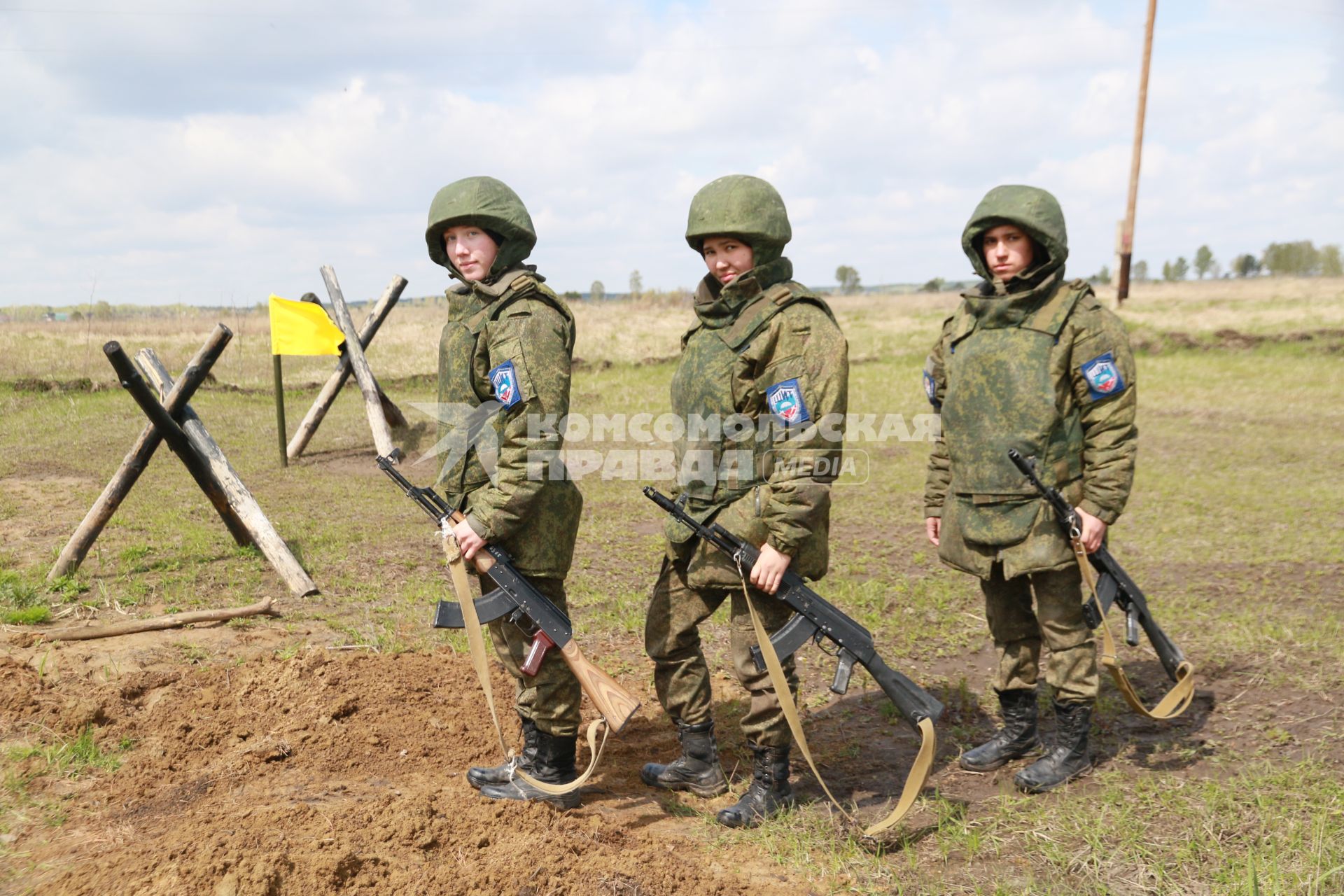 Бийск. Учащиеся десятых классов на военно-полевых сборах в Горно-Алтайском центре допризывной подготовки на  базе зенитно-ракетного соединения Центрального военного округа.