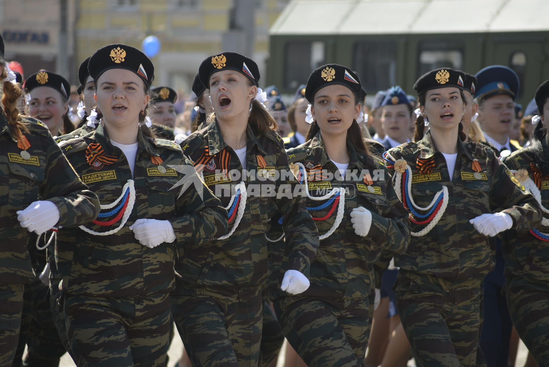 Тула.  Девушки кадеты во время парада, посвященного 73 годовщине Победы в Великой Отечественной войне.