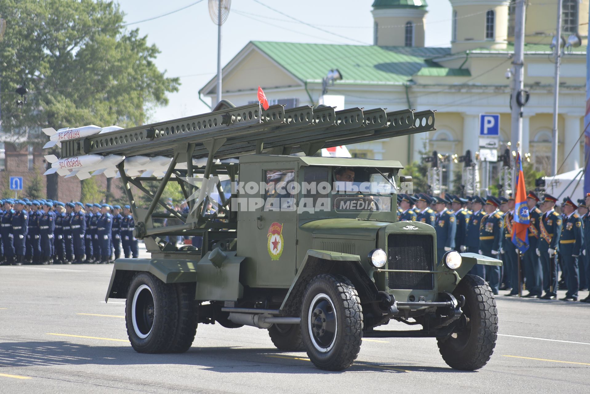 Тула. Реактивная система залпового огня БМ-13 `Катюша` во время парада, посвященного 73 годовщине Победы в Великой Отечественной войне.