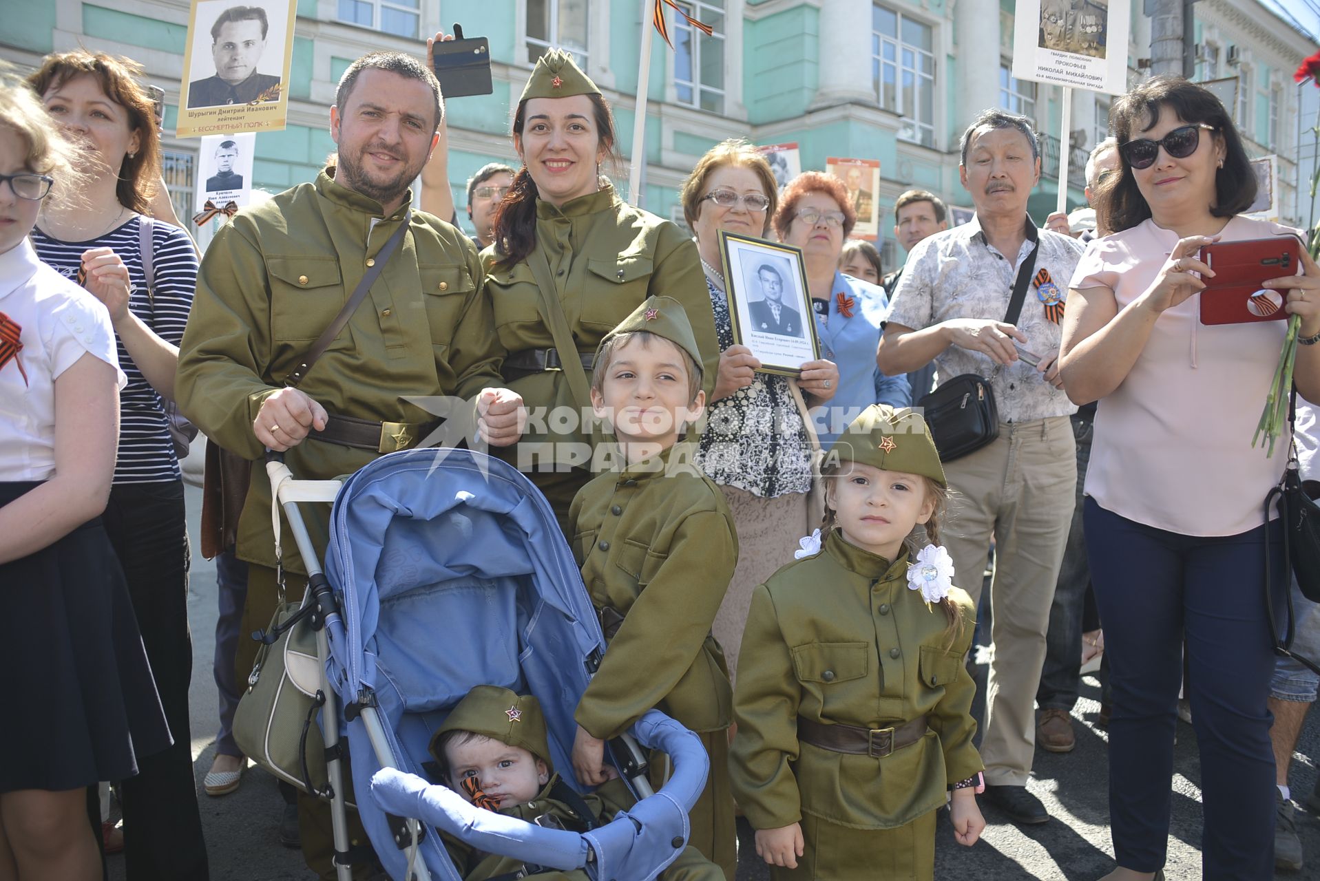 Тула. Участники акции`Бессмертный полк`в честь 73-й годовщины Победы в Великой Отечественной войне.