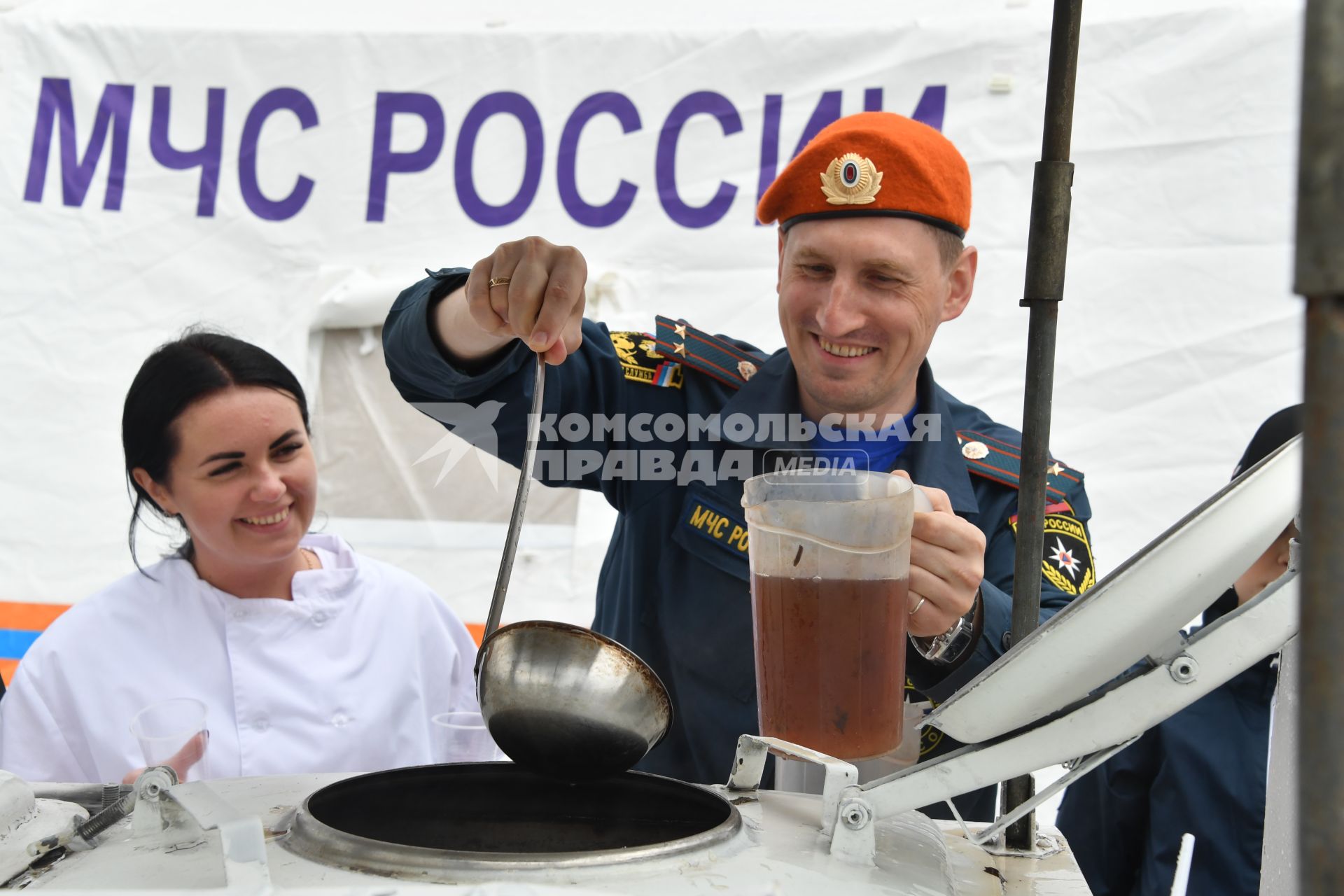 Москва. Полева кухня заработала на Поклонной горе в рамках II Всероссийского героико-патриотического фестиваля детского и юношеского творчества `Звезда Спасения`.