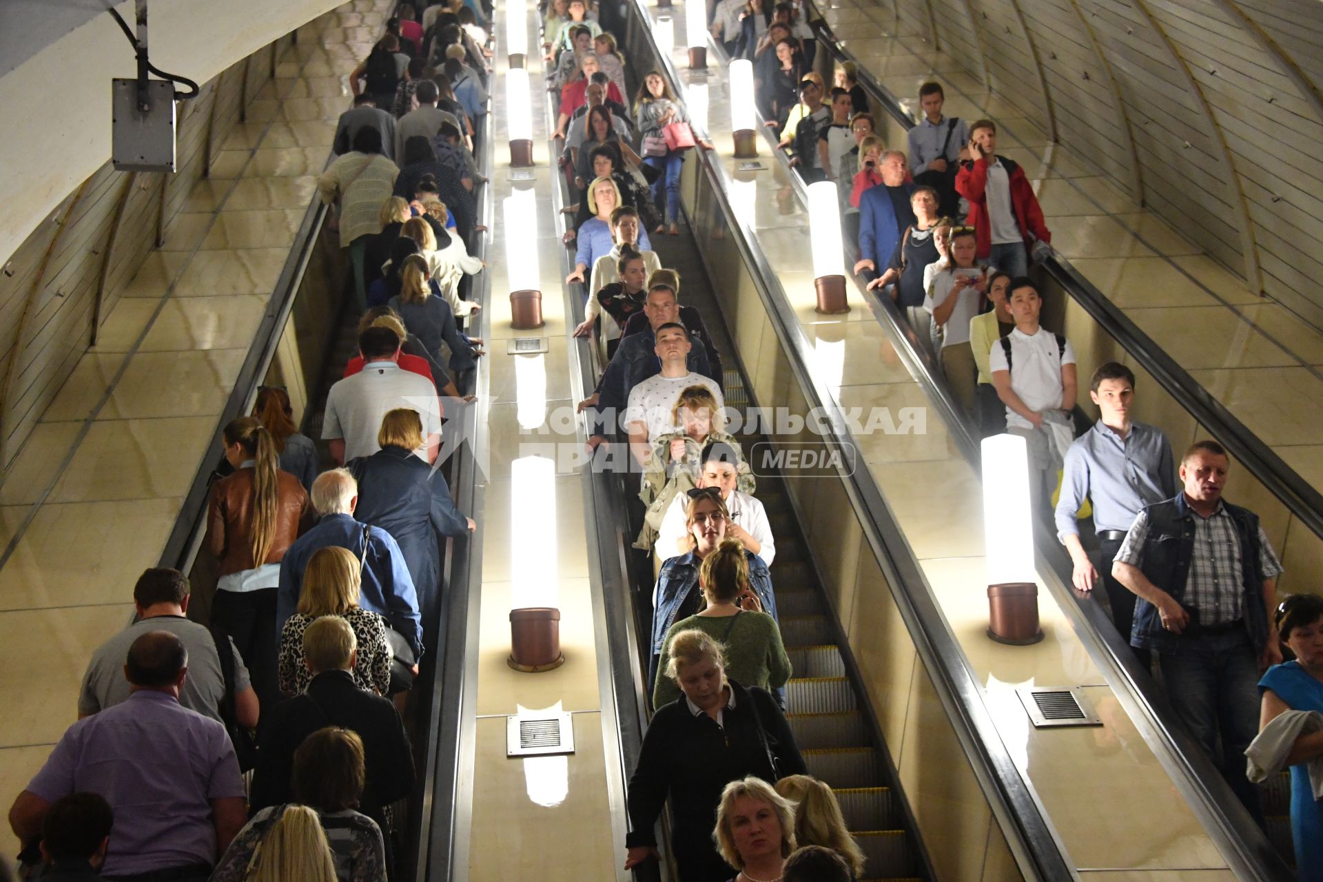 Москва.  Пассажиры на эскалаторе на одной из станций метро.