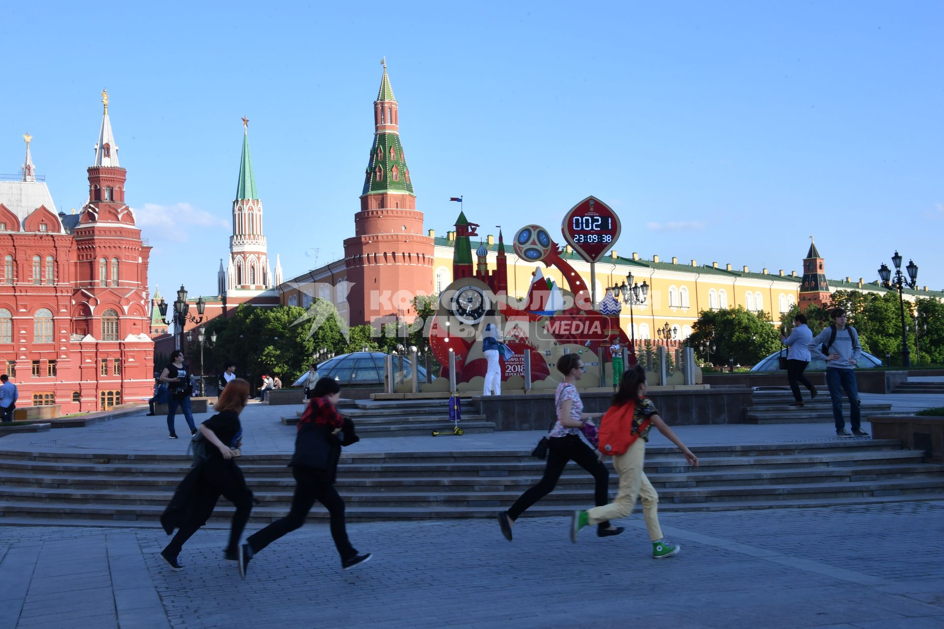 Москва.  Часы обратного отсчета до чемпионата мира-2018 на Манежной площади.