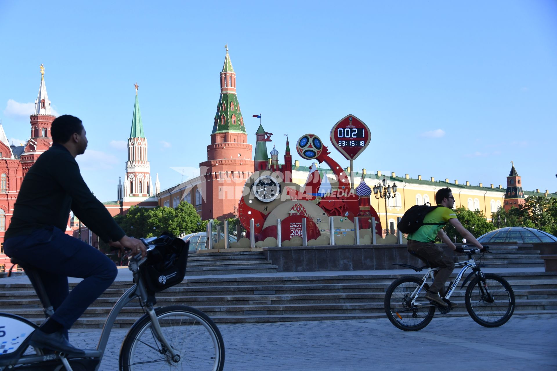 Москва.  Часы обратного отсчета до чемпионата мира-2018 на Манежной площади.