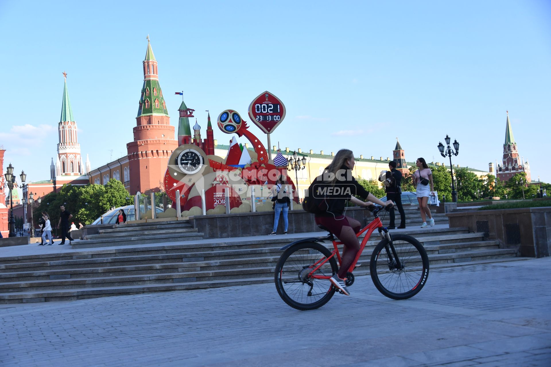 Москва.  Часы обратного отсчета до чемпионата мира-2018 на Манежной площади.