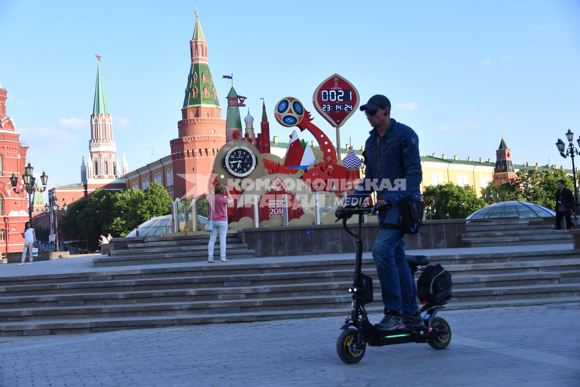 Москва.  Часы обратного отсчета до чемпионата мира-2018 на Манежной площади.